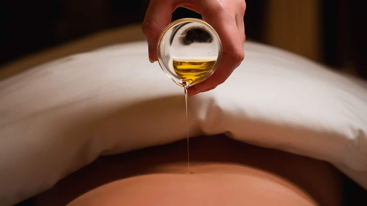 AQVAM SPA oil massage 