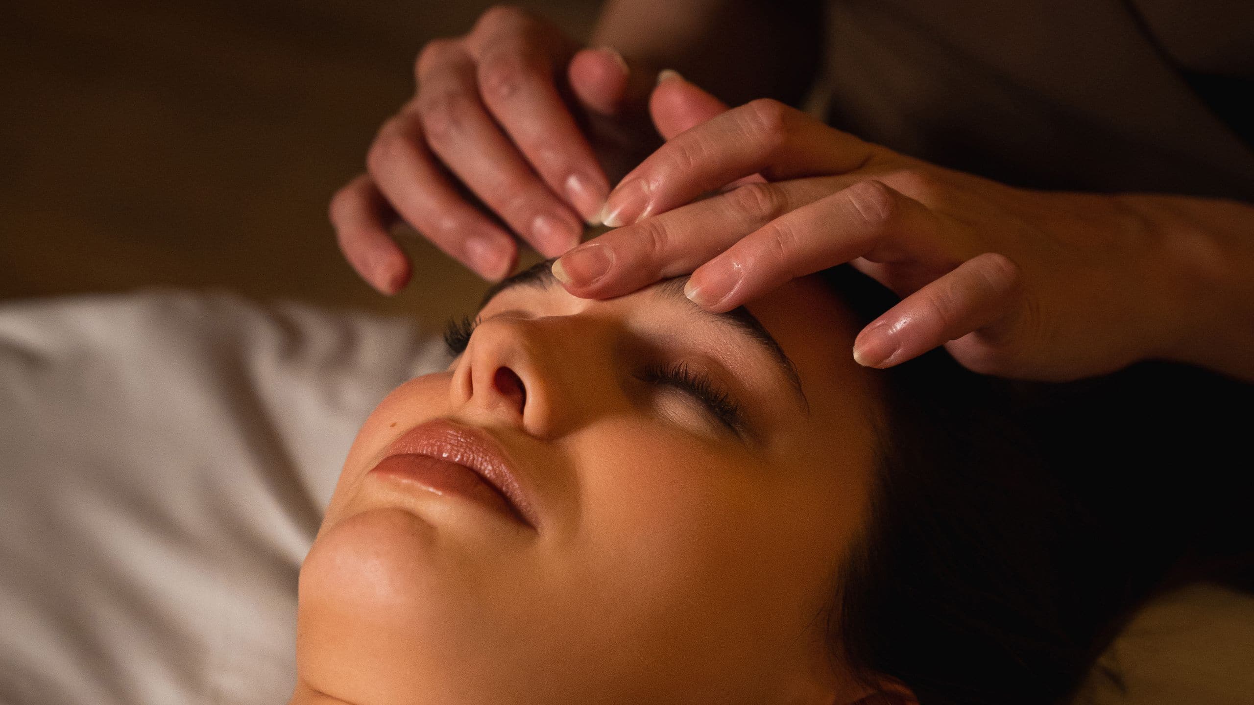  revitalizing face and décolleté massage