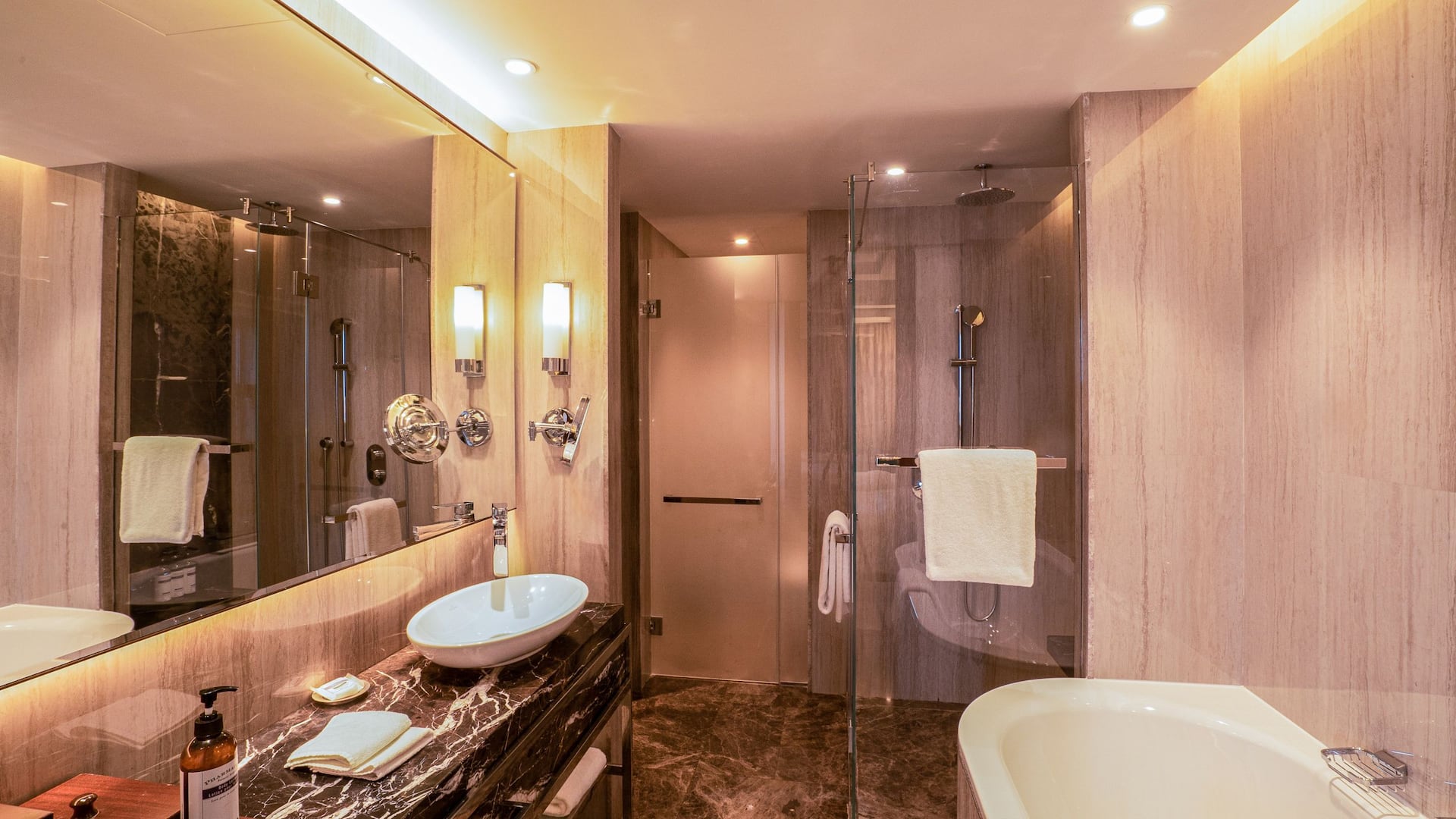 5 de 5 Hyatt Regency Istanbul Ataköy Two Twin Beds Sea View Bathroom