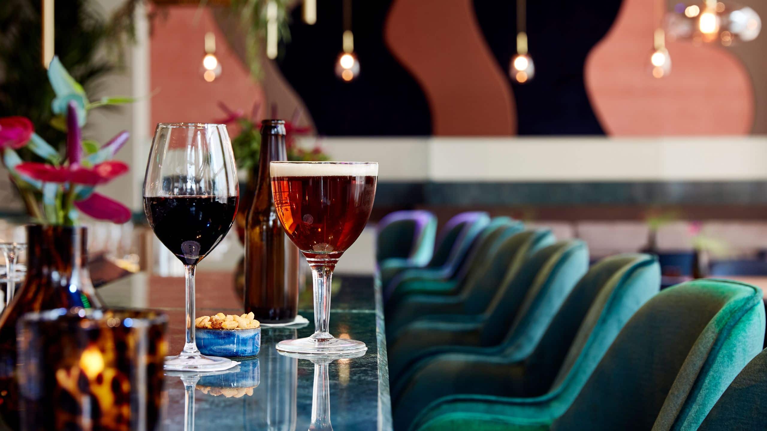 11.	Hotel-Bar mit Wein- und Biergläsern, kleinen Snacks auf der Theke und gemütlichen Barhockern