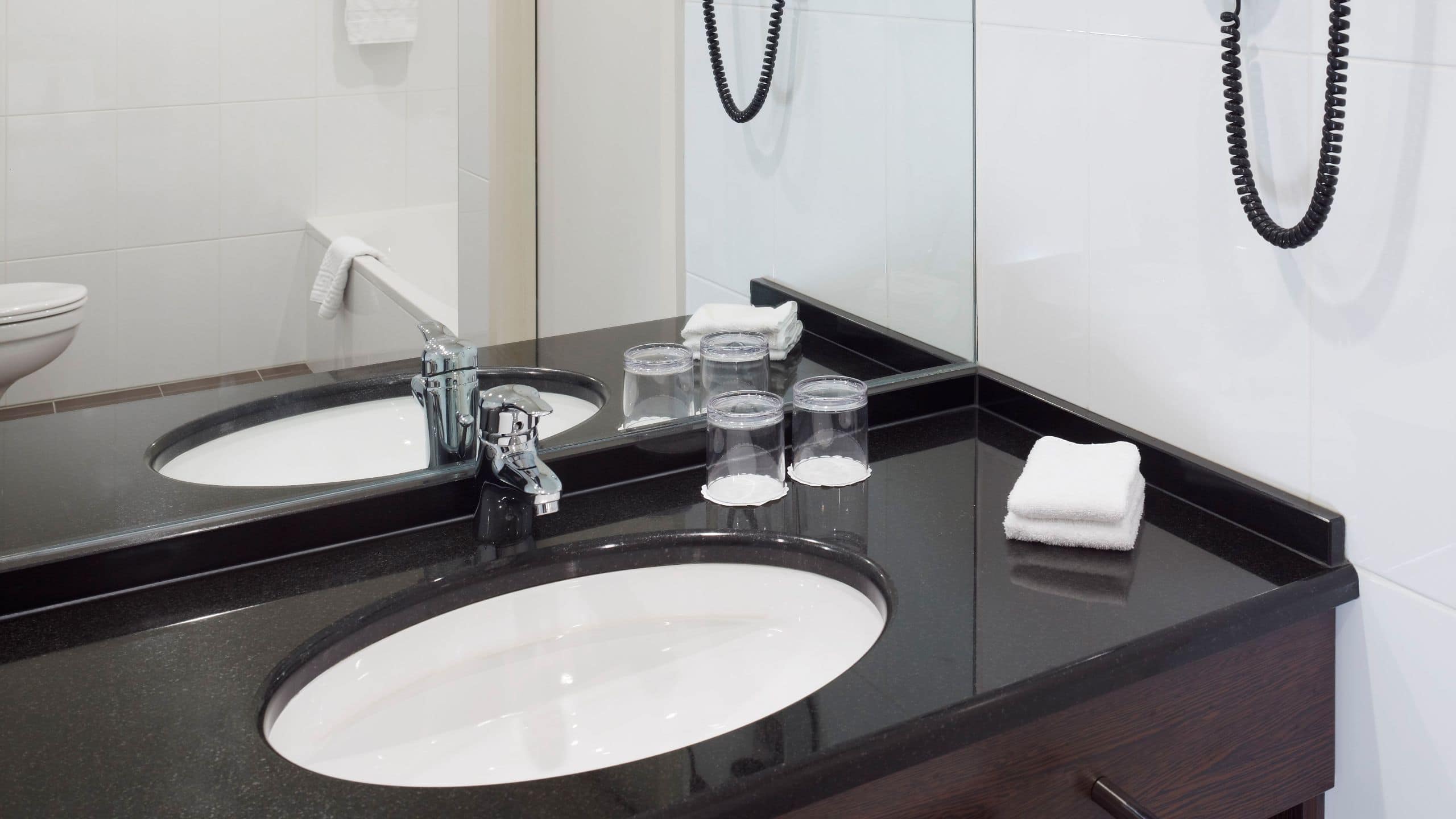 第 3，共 5 Lindner WTC Hotel & City Lounge Antwerp One King Bed Bathroom