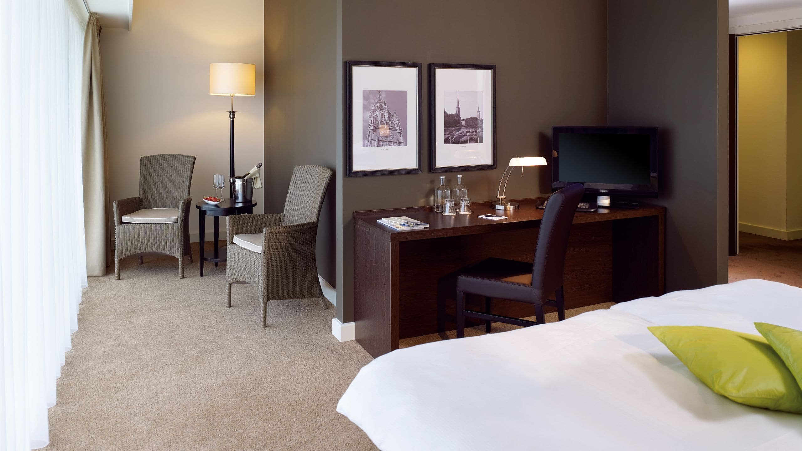 第 2，共 5 Lindner WTC Hotel & City Lounge Antwerp One King Bed Cityview Balcony Premium