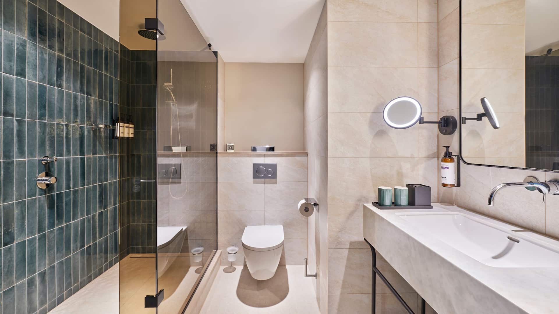5 из 5 Hyatt Regency London Blackfriars King Bed Guestroom Bathroom Shower