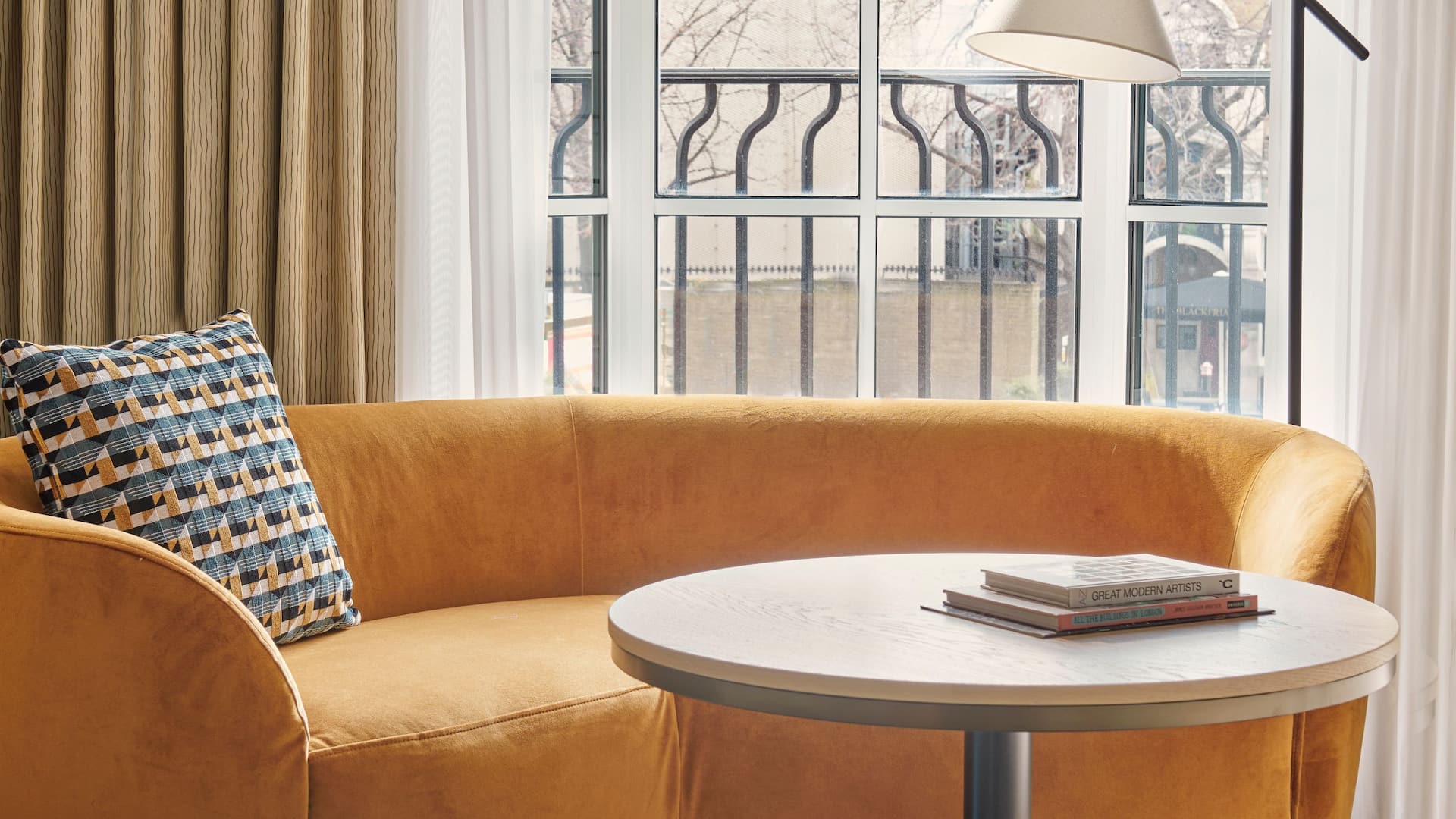 2 из 5 Hyatt Regency London Blackfriars King Bed Guestroom High Street View Sofa