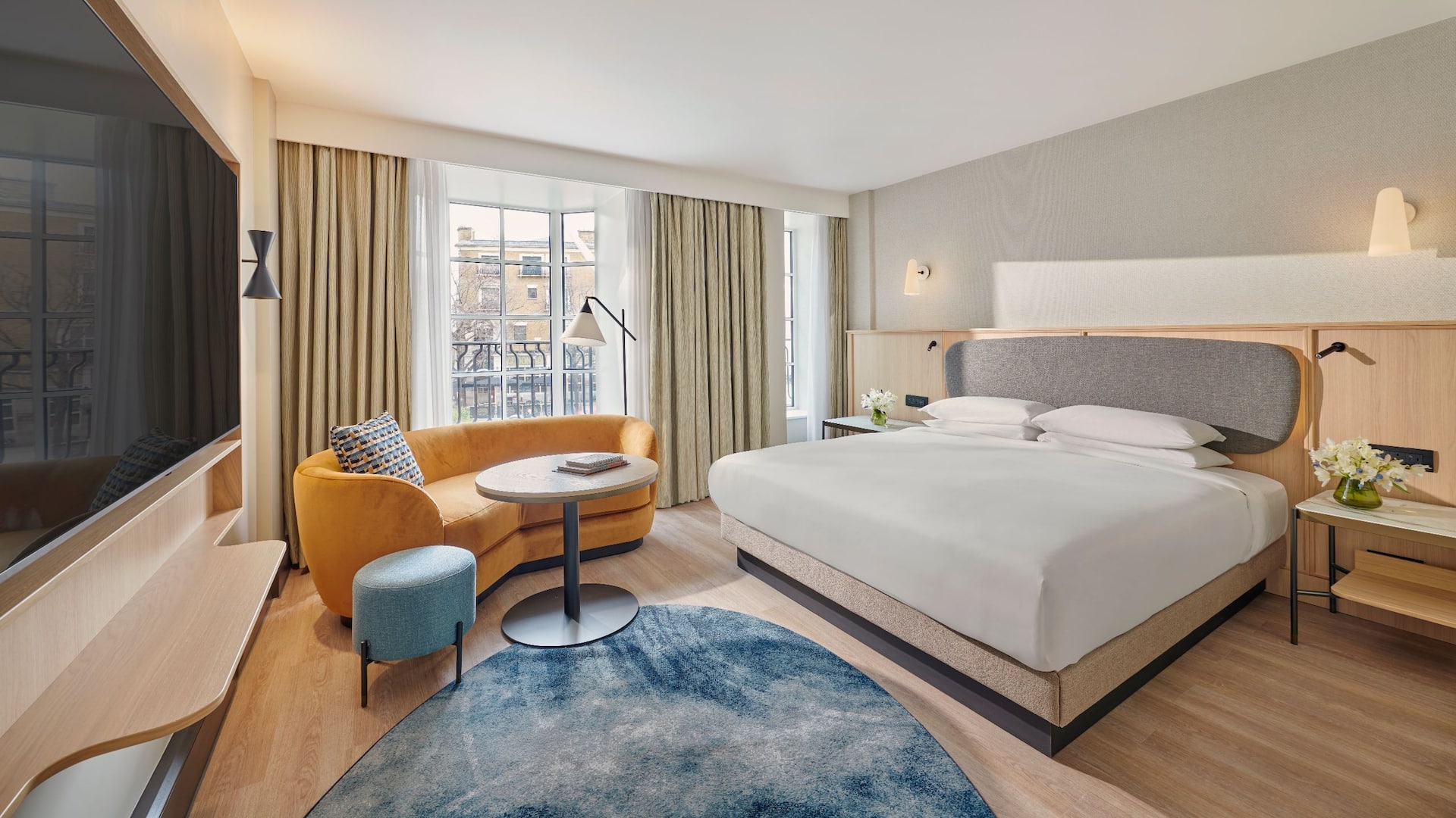 1 из 5 The light-filled King Bedroom at Hyatt Regency London Blackfriars offers the street view of the City of London, one king bed, a wall-mounted 65'' UHDTV and a flexible work area.