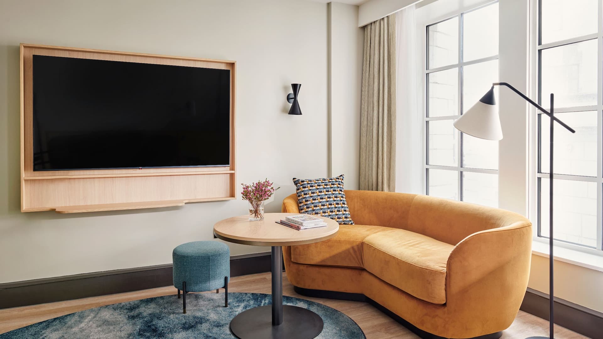 4 из 5 Hyatt Regency London Blackfriars King Bed Guestroom Sofa Television
