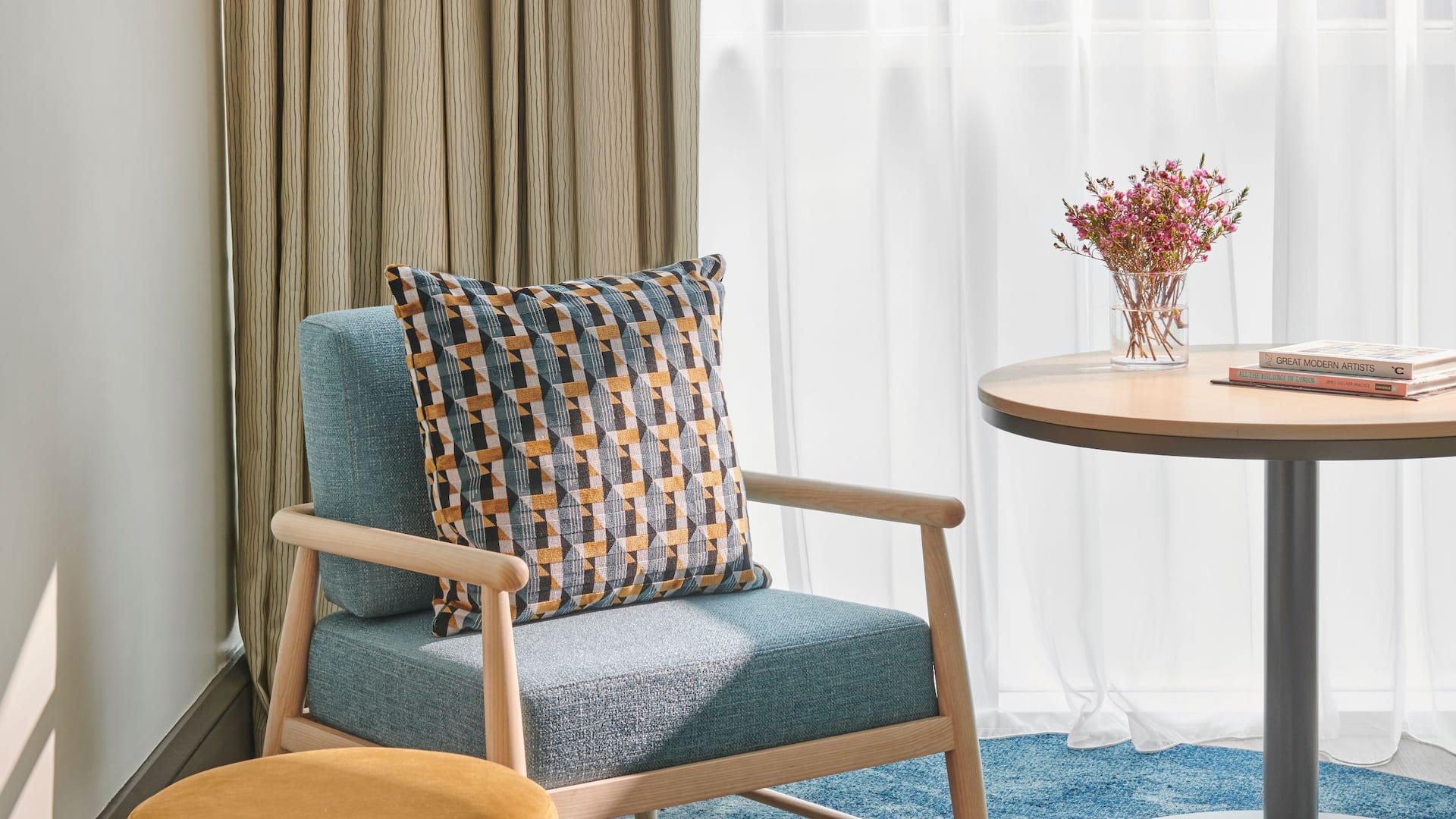 3 из 6 Hyatt Regency London Blackfriars Twin Beds Guestroom Armchair