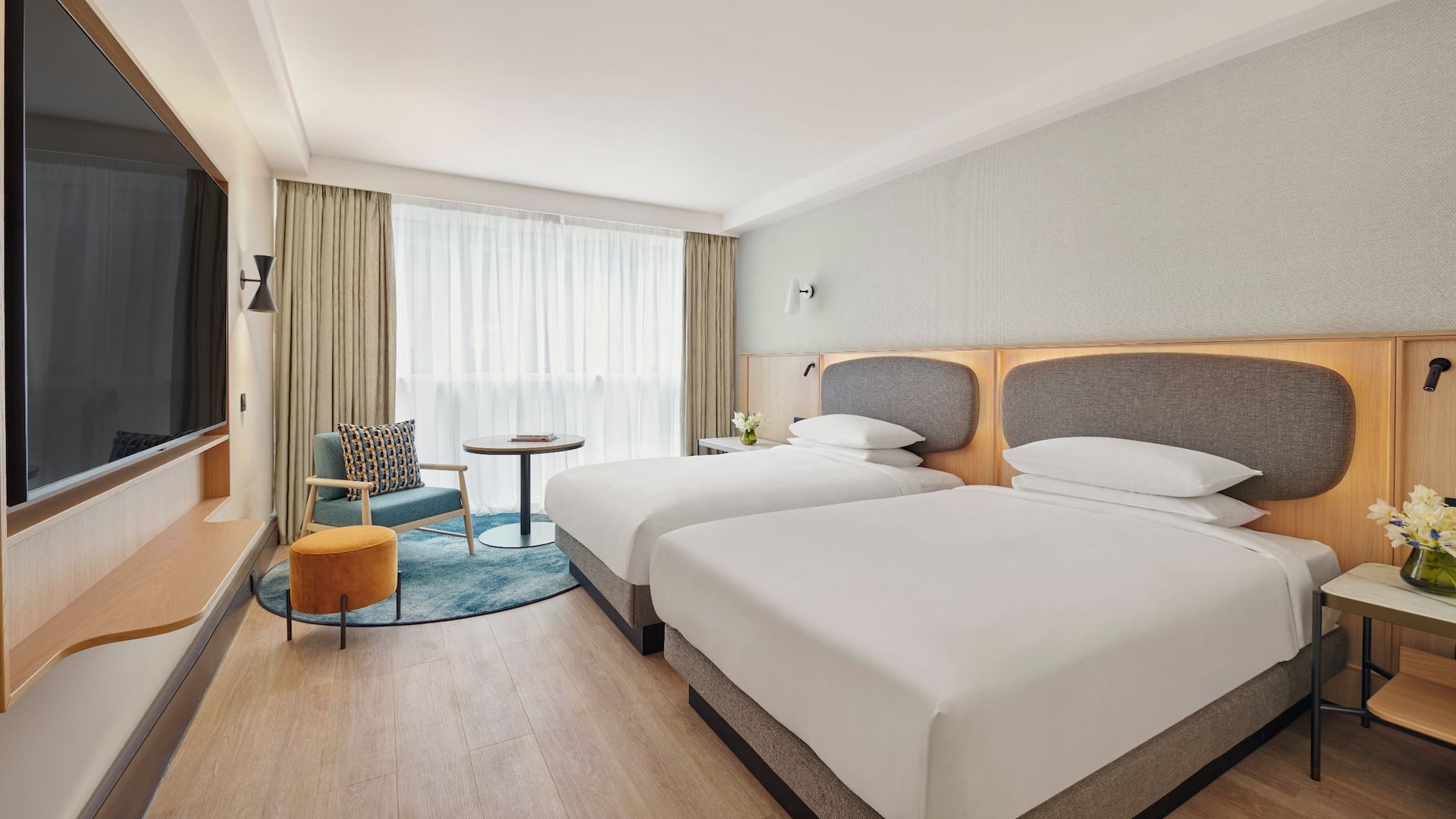2 из 6 The spacious Twin Bed Room at Hyatt Regency London Blackfriars features twin beds, a dedicated workspace, and a wall-mounted UHDTV.