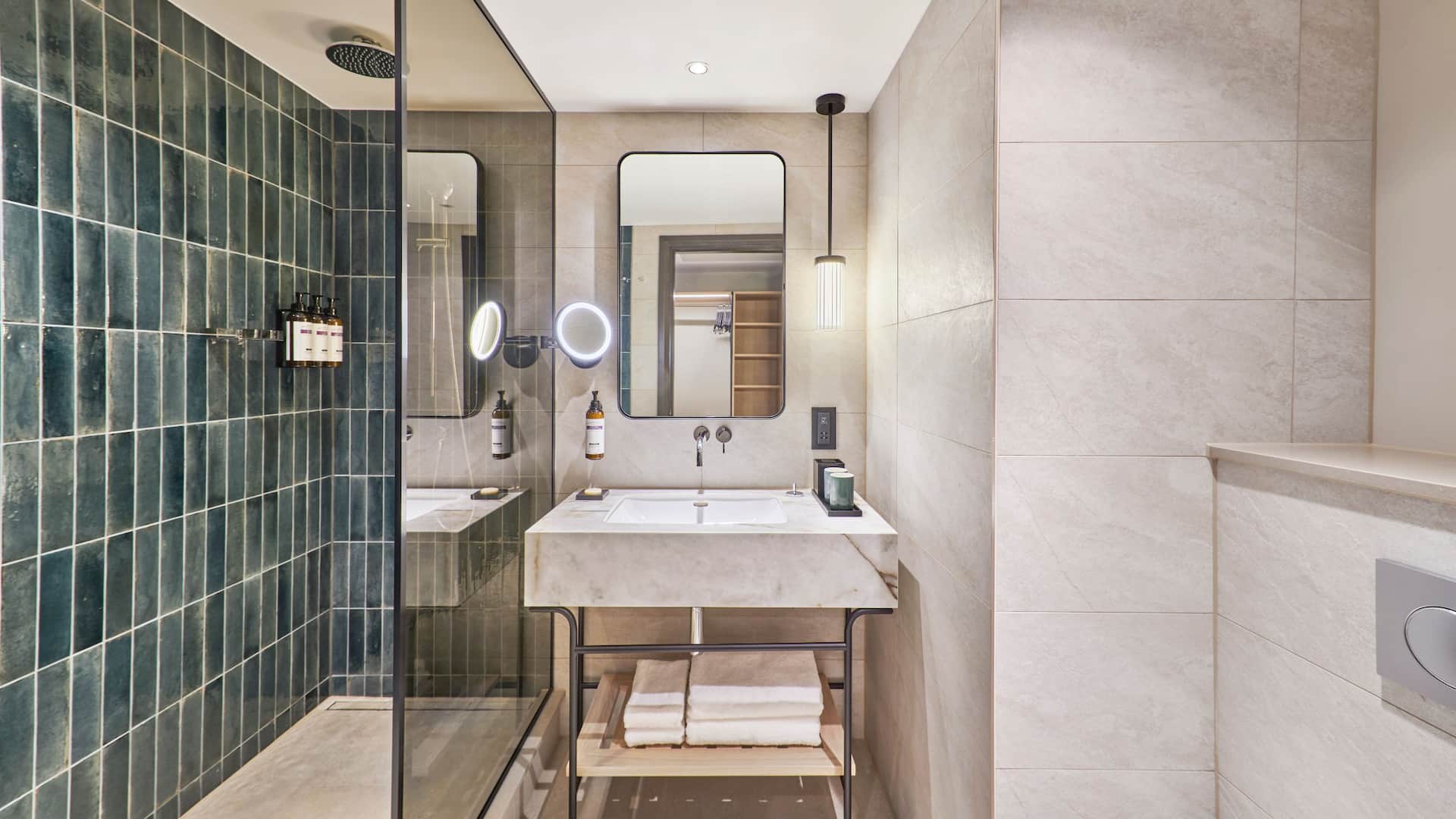 6 из 6 Hyatt Regency London Blackfriars Twin Beds Guestroom Bathroom
