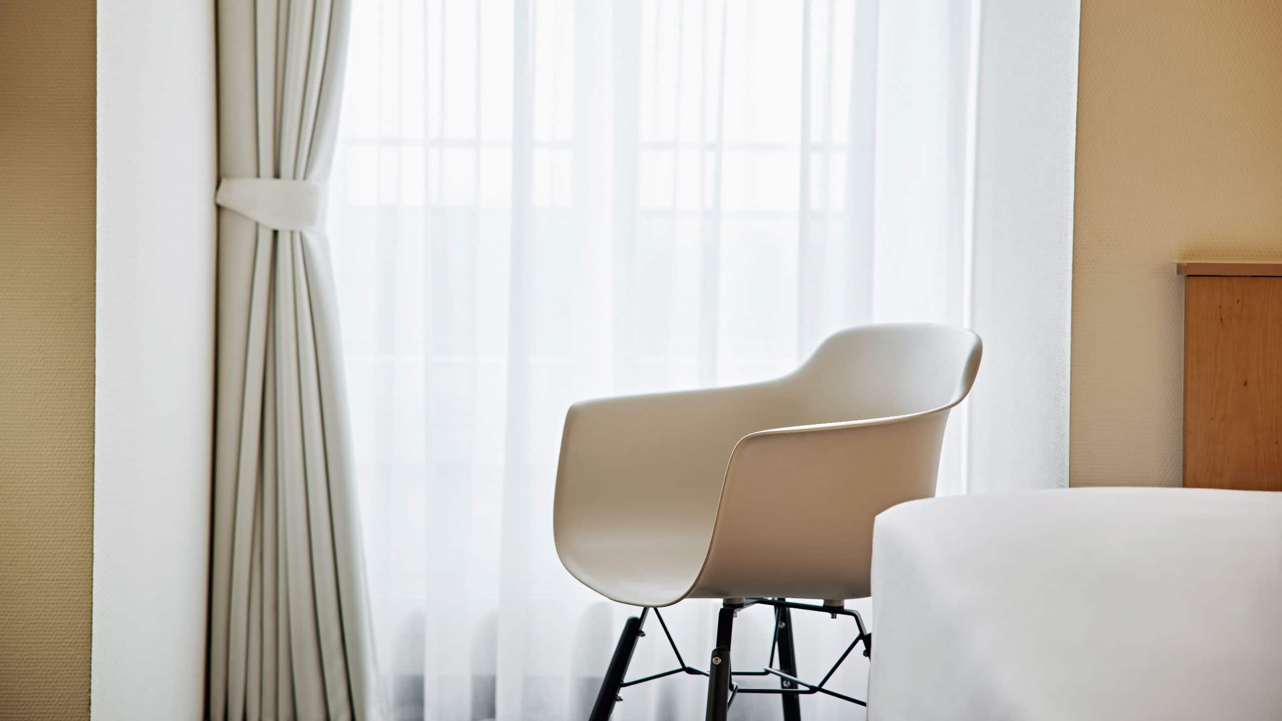 2 de 5 Lindner Hotel Airport Queen Bed Chair
