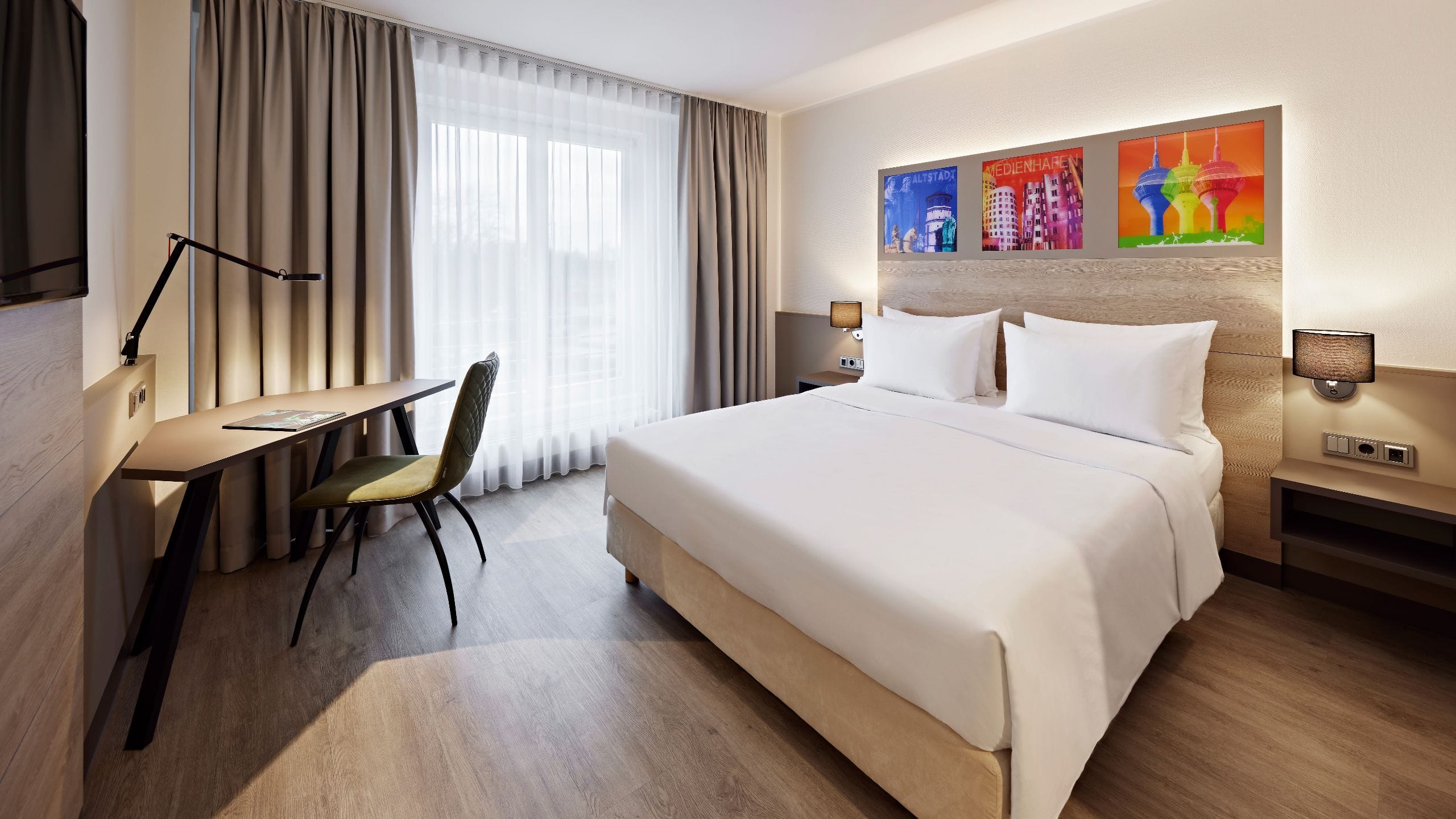 6 de 7 Lindner Hotel Airport Queen Bed Deluxe Overview