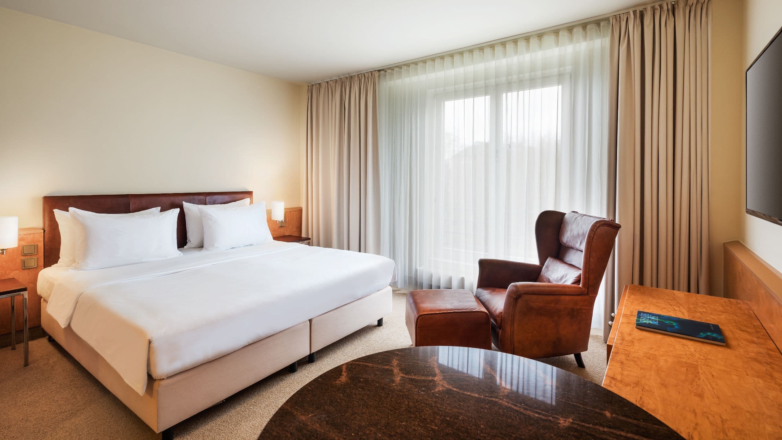 1 de 7 Lindner Hotel Airport Queen Bed Deluxe