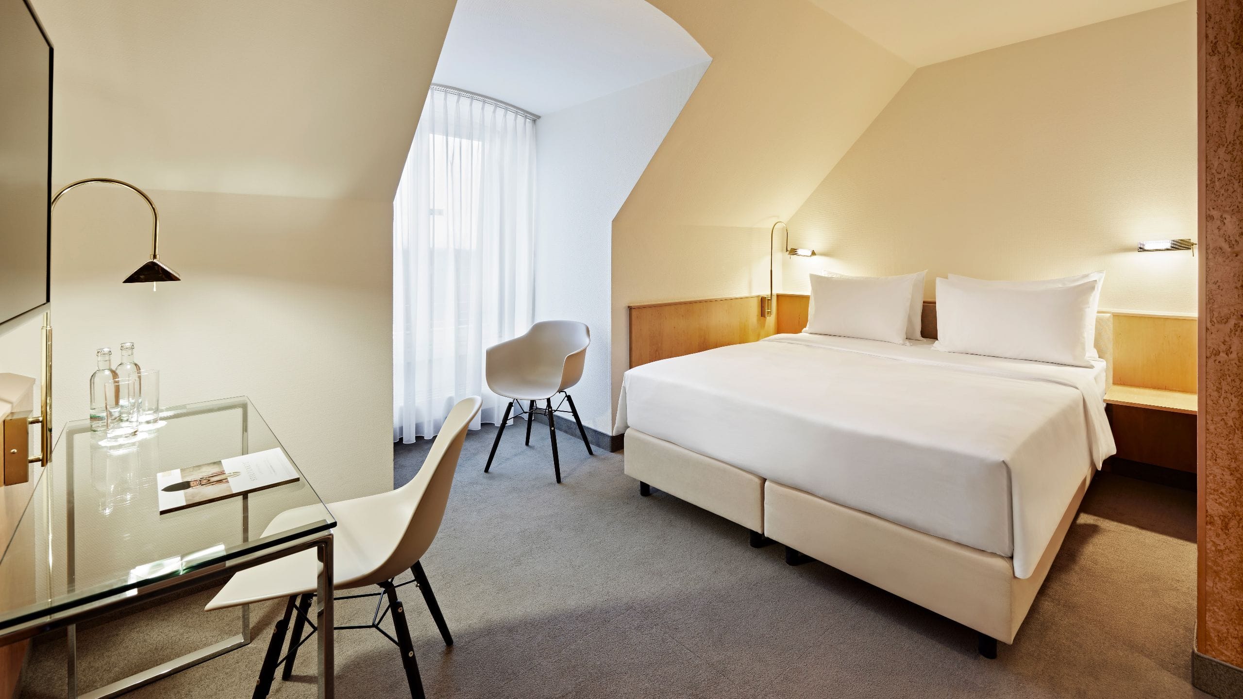 1 de 5 Lindner Hotel Airport Queen Bed Overview