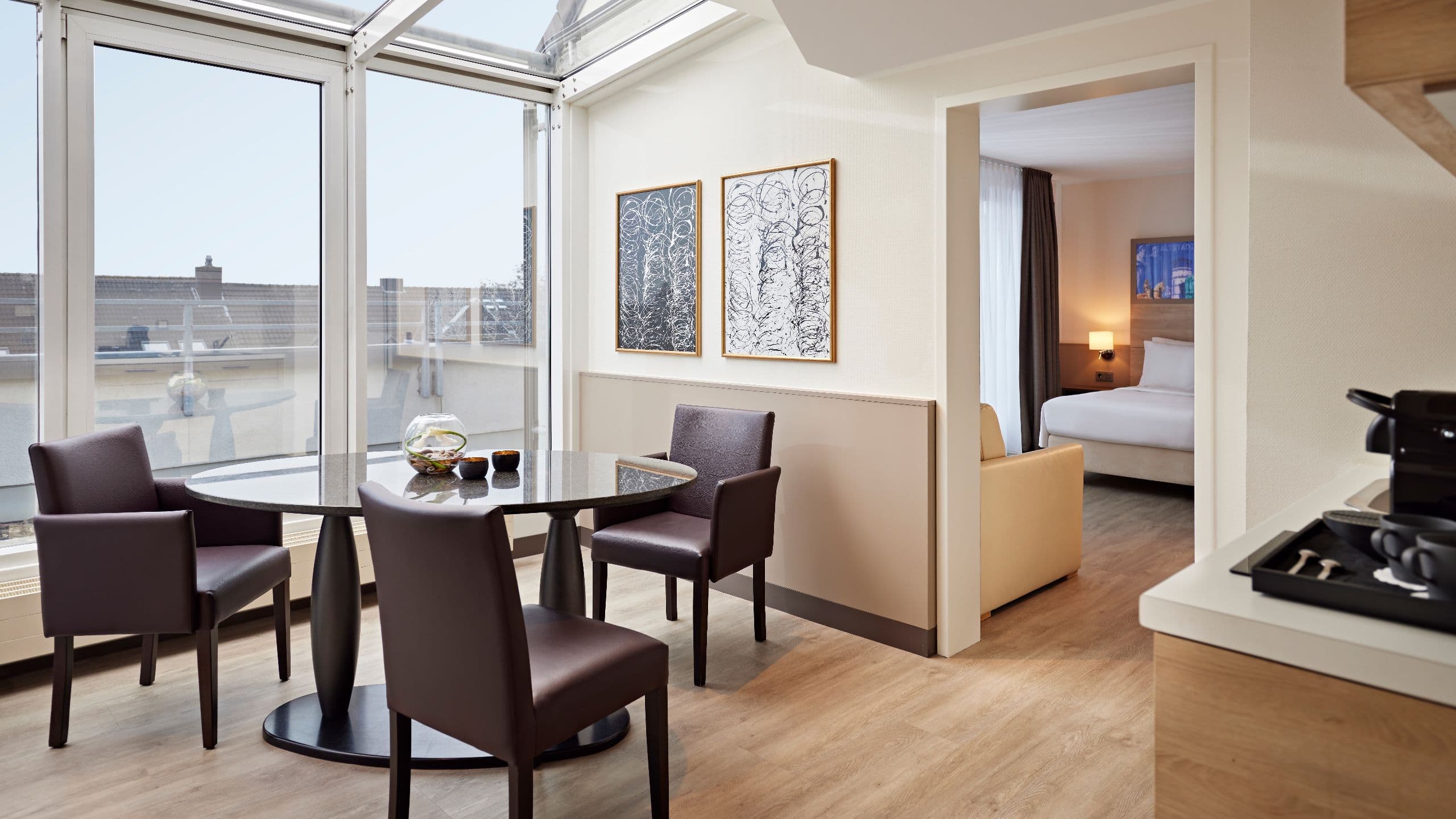 2 de 5 Lindner Hotel Airport Junior Suite Sofabed Balcony Room