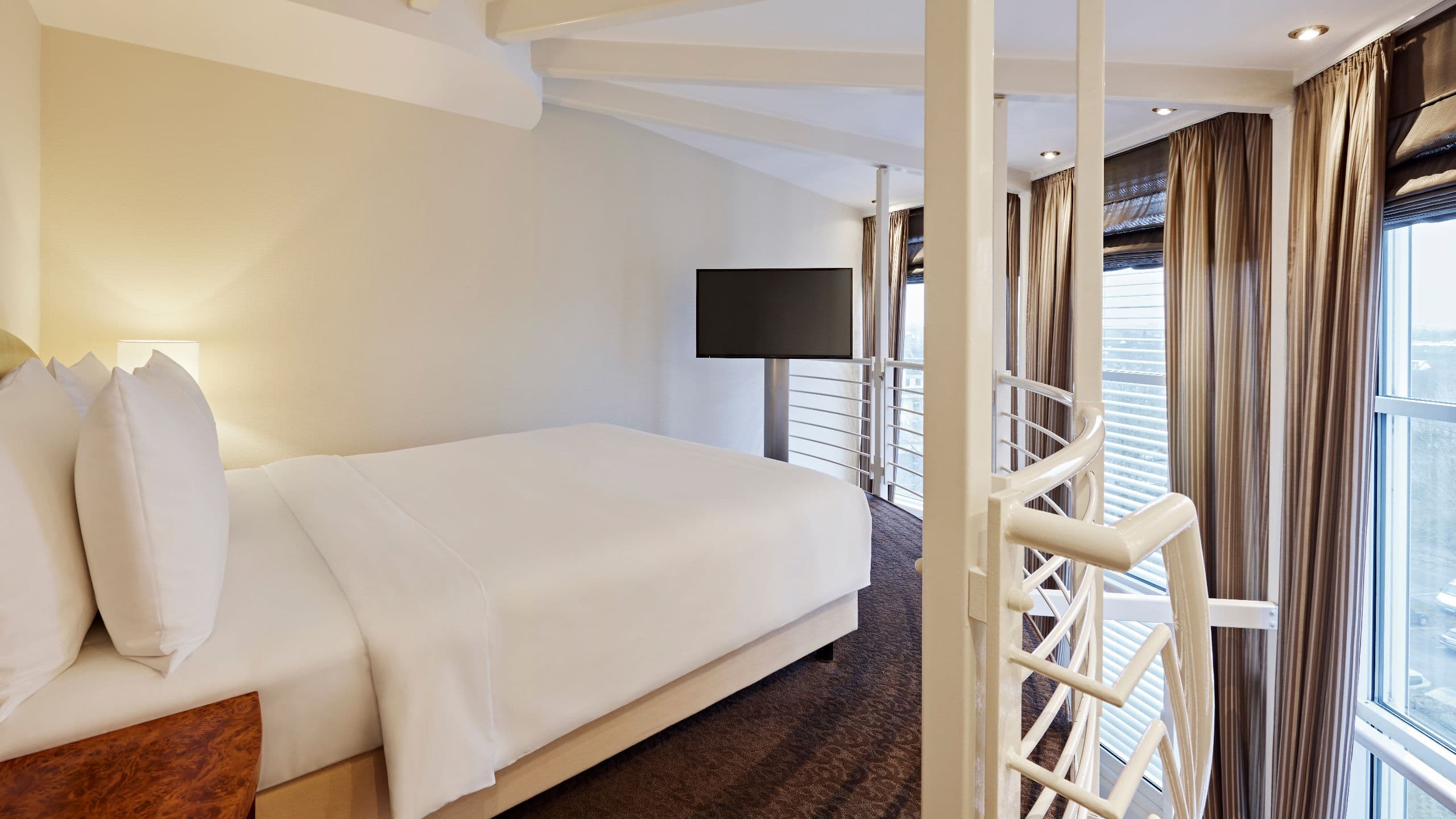 3 de 6 Lindner Hotel Airport Duplex Suite Bed