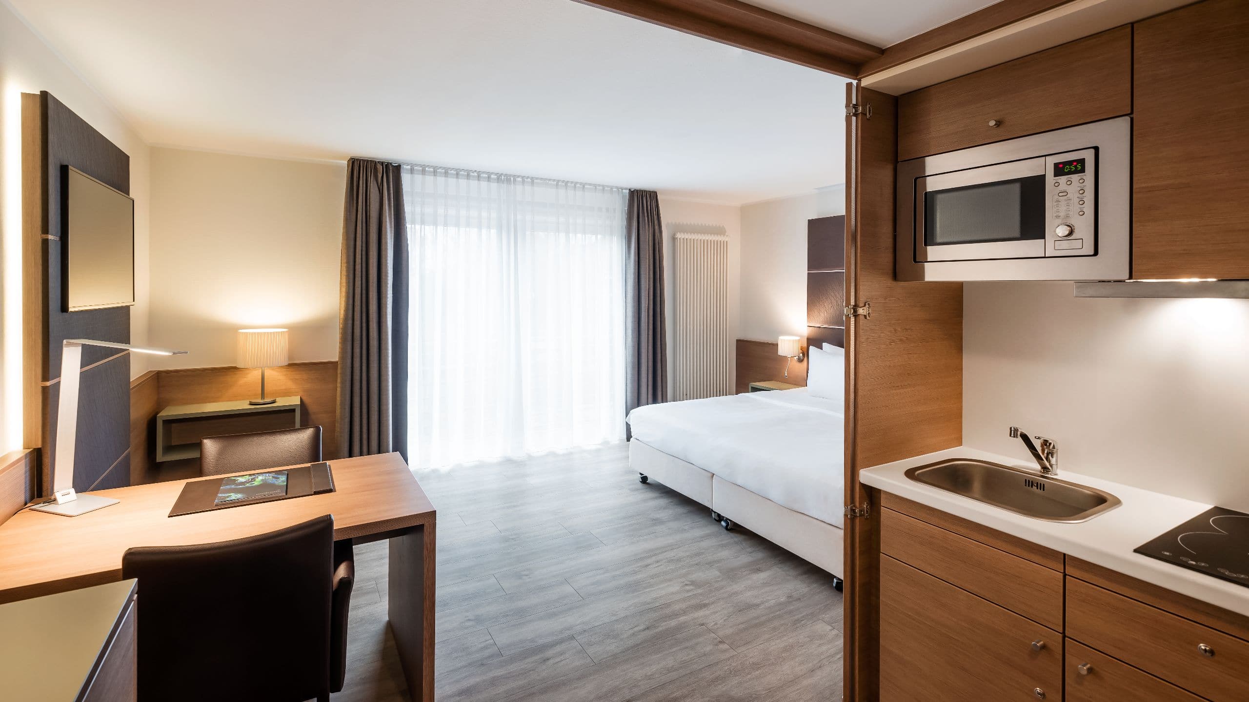 1 de 5 Lindner Hotel Airport King Bed Studio Kitchen