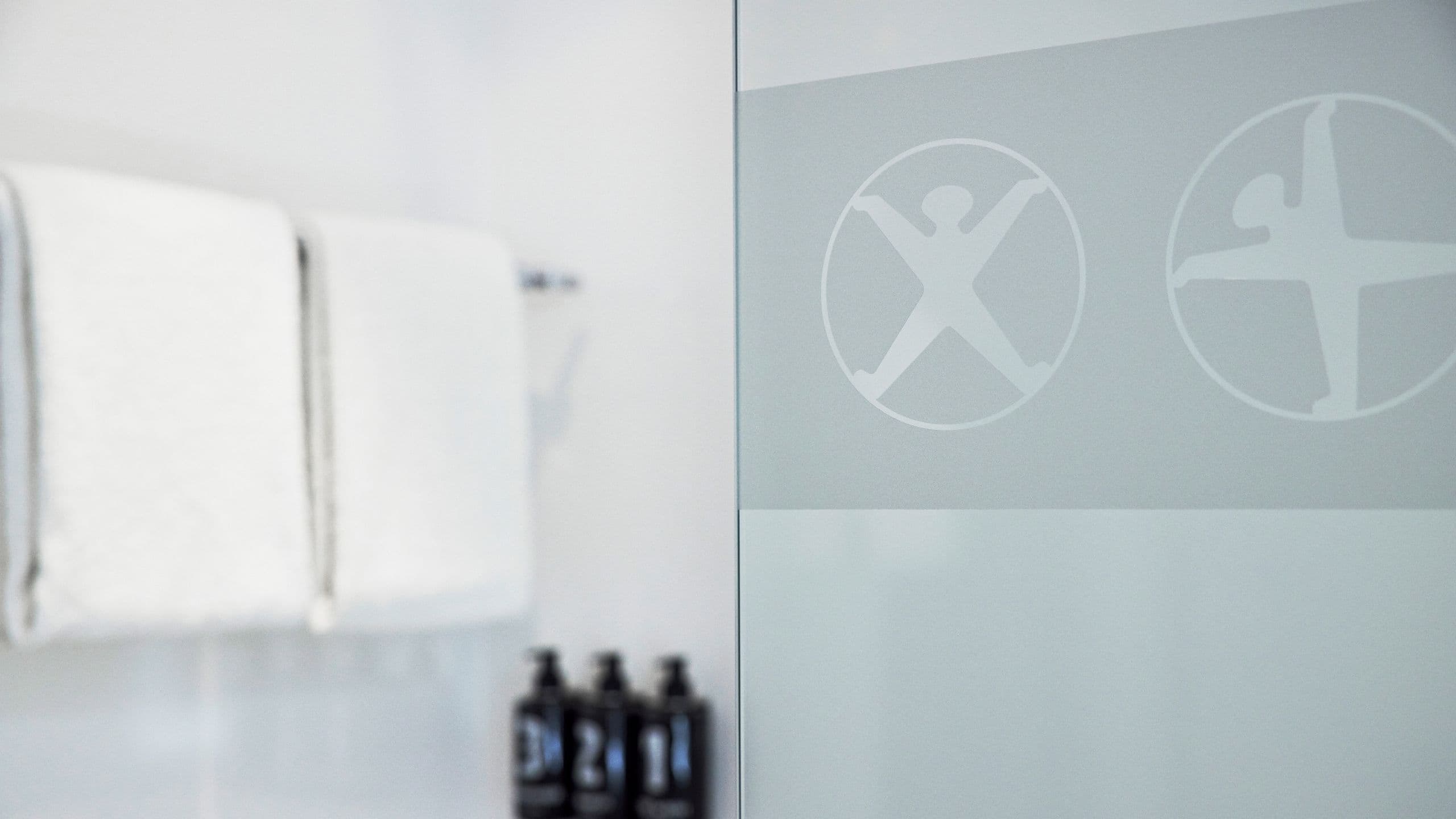 5 de 5 Lindner Hotel Airport Two Twin Beds Deluxe Bathroom Detail