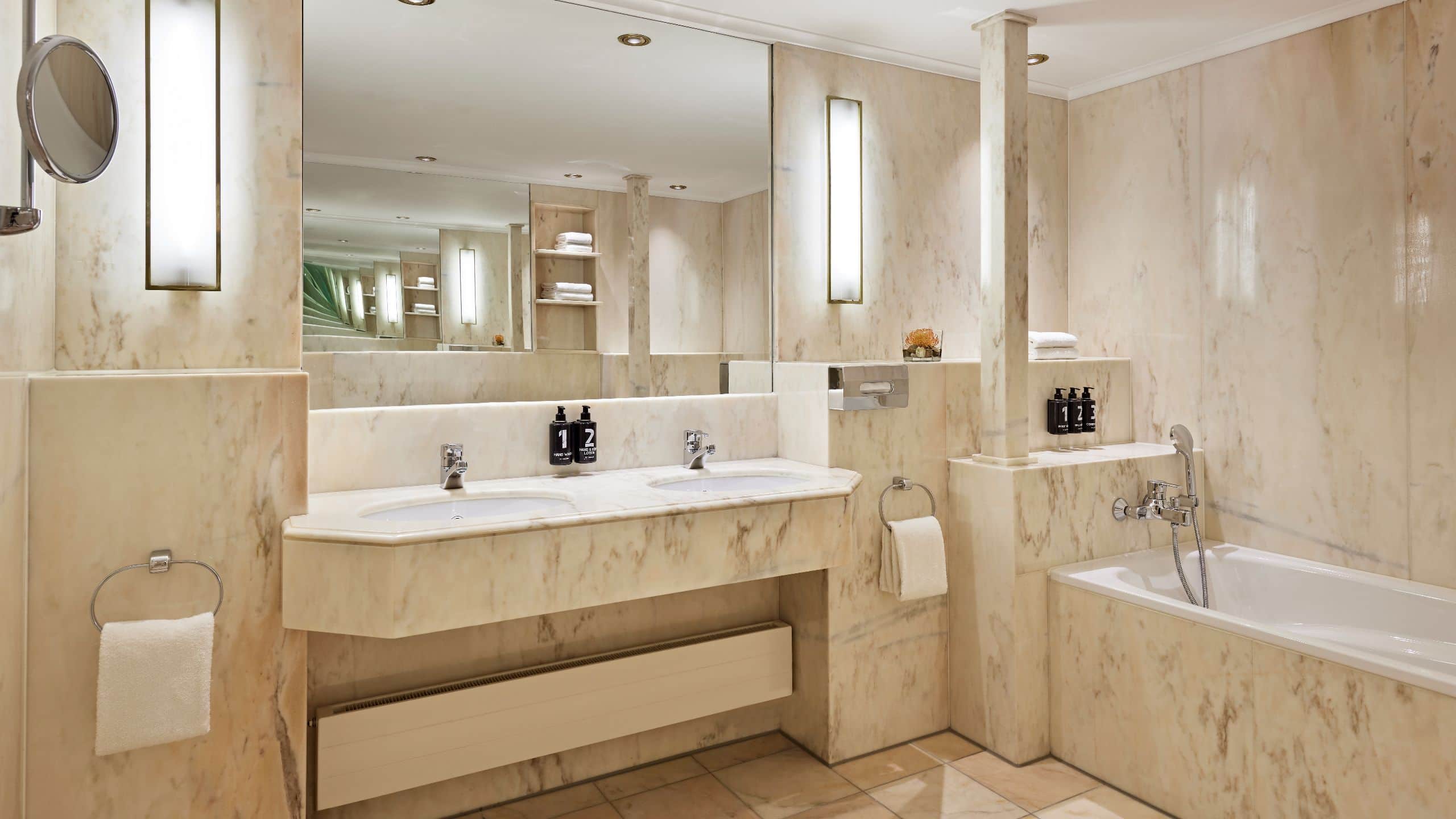 6 de 6 Lindner Hotel Airport Duplex Suite Bathroom