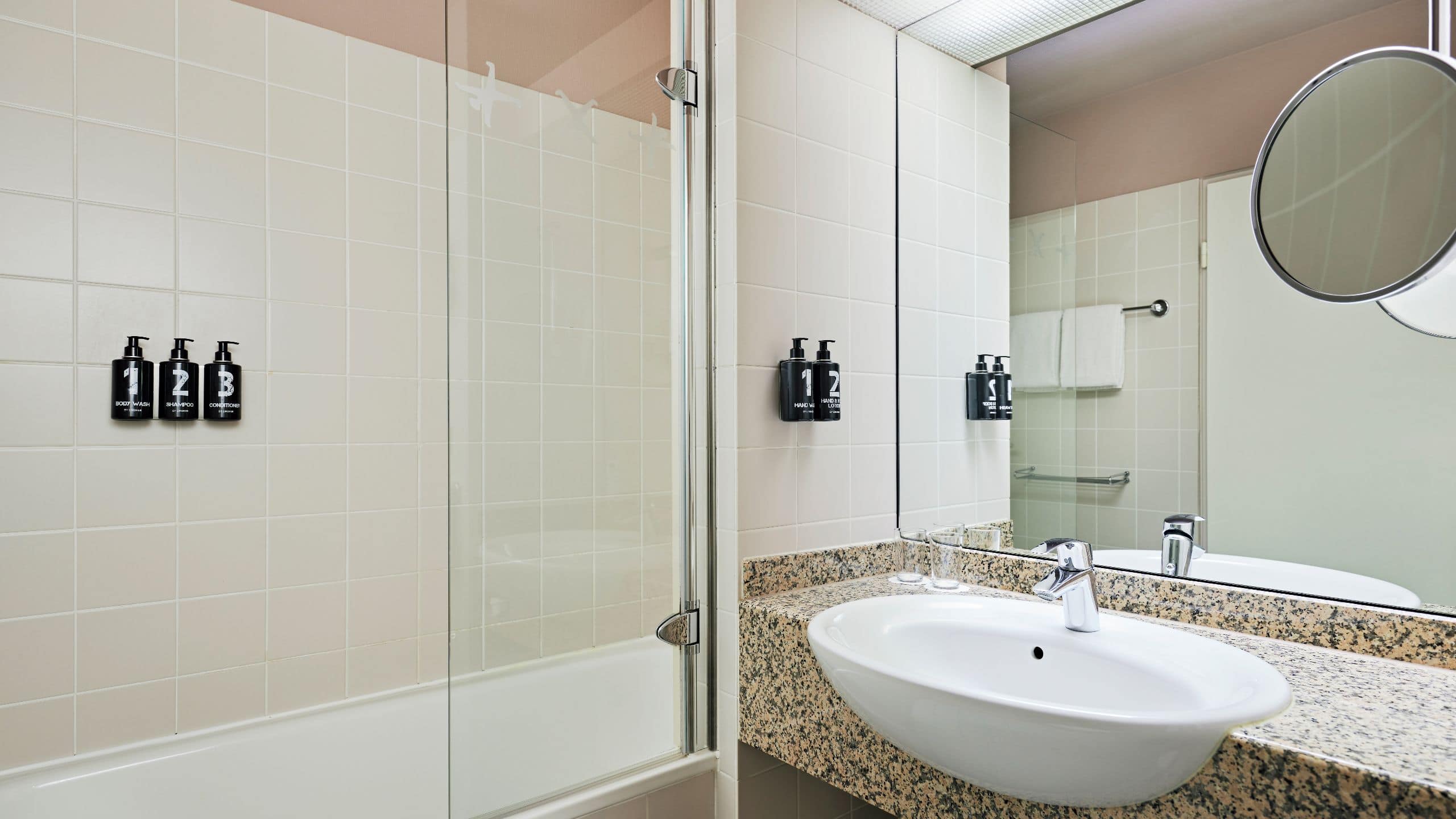 5 de 5 Lindner Hotel Airport Queen Bed Bathroom