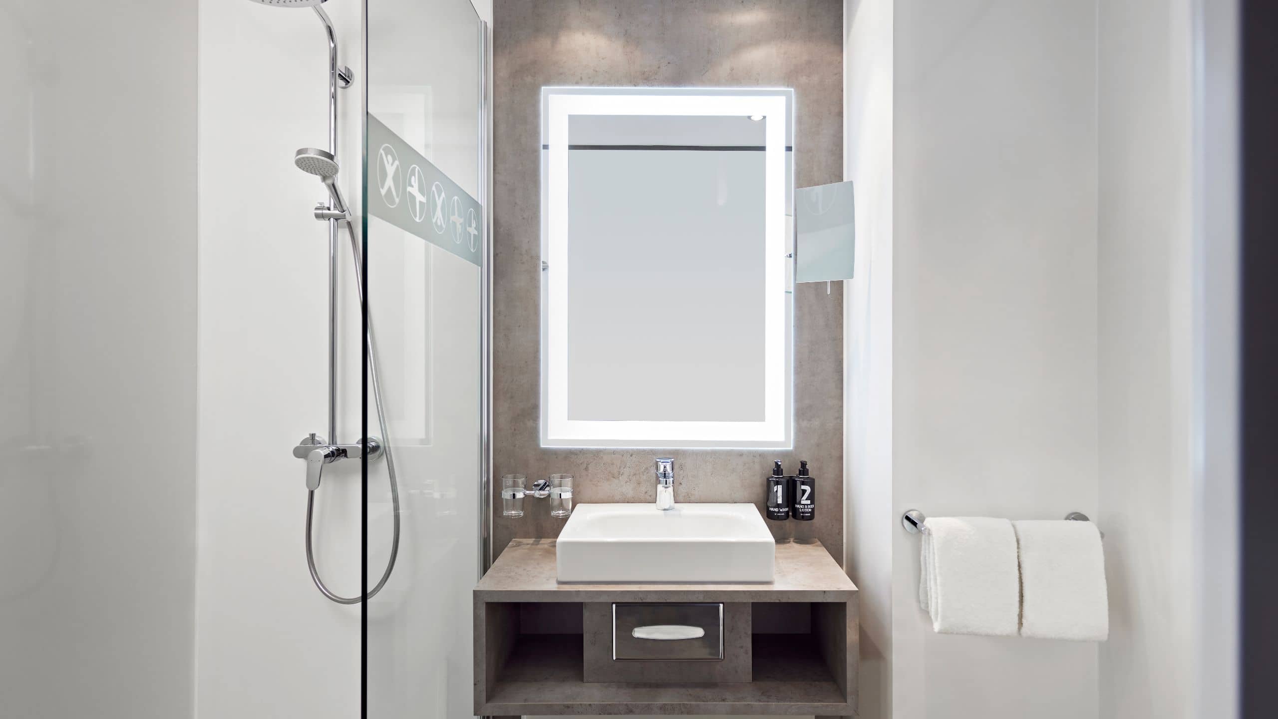 4 de 5 Lindner Hotel Airport Twin Beds Deluxe Bathroom