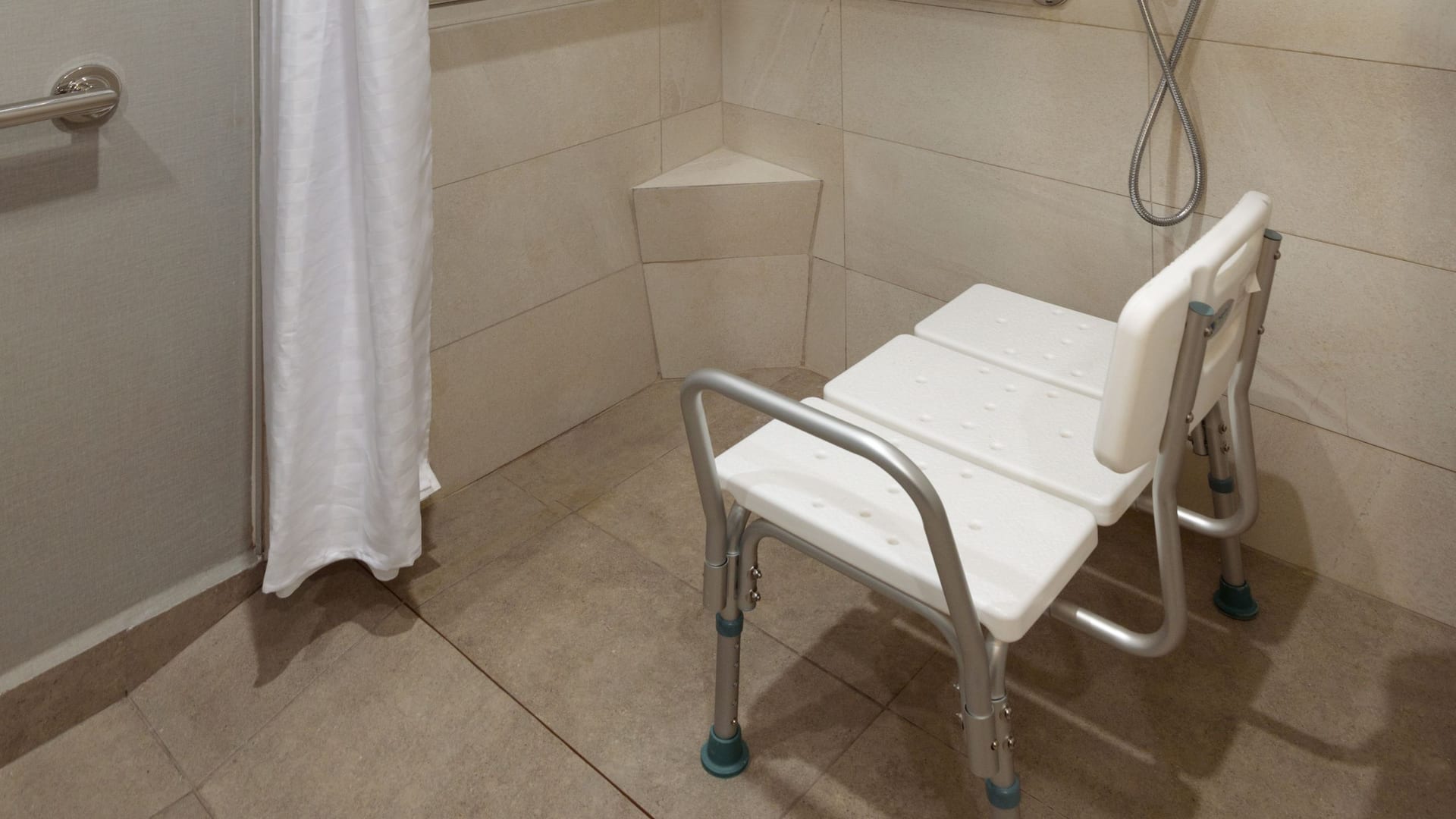 3/3 Hyatt House Monterrey Valle / San Pedro Accessible Roll-in Shower Chair