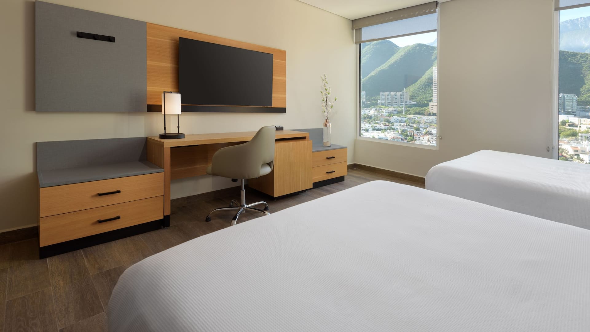 Hyatt Place Monterrey Valle Queen Bedroom Desk