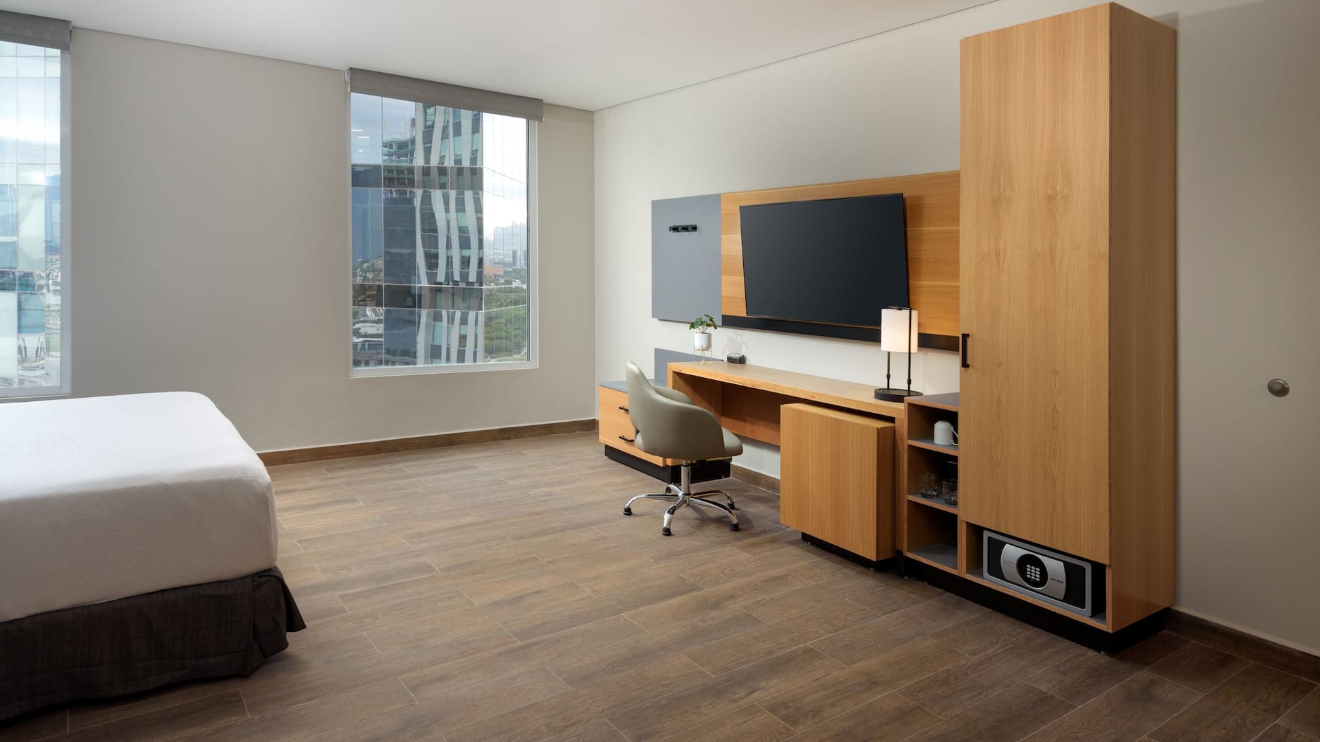 Hyatt Place Monterrey Valle King Bedroom Desk