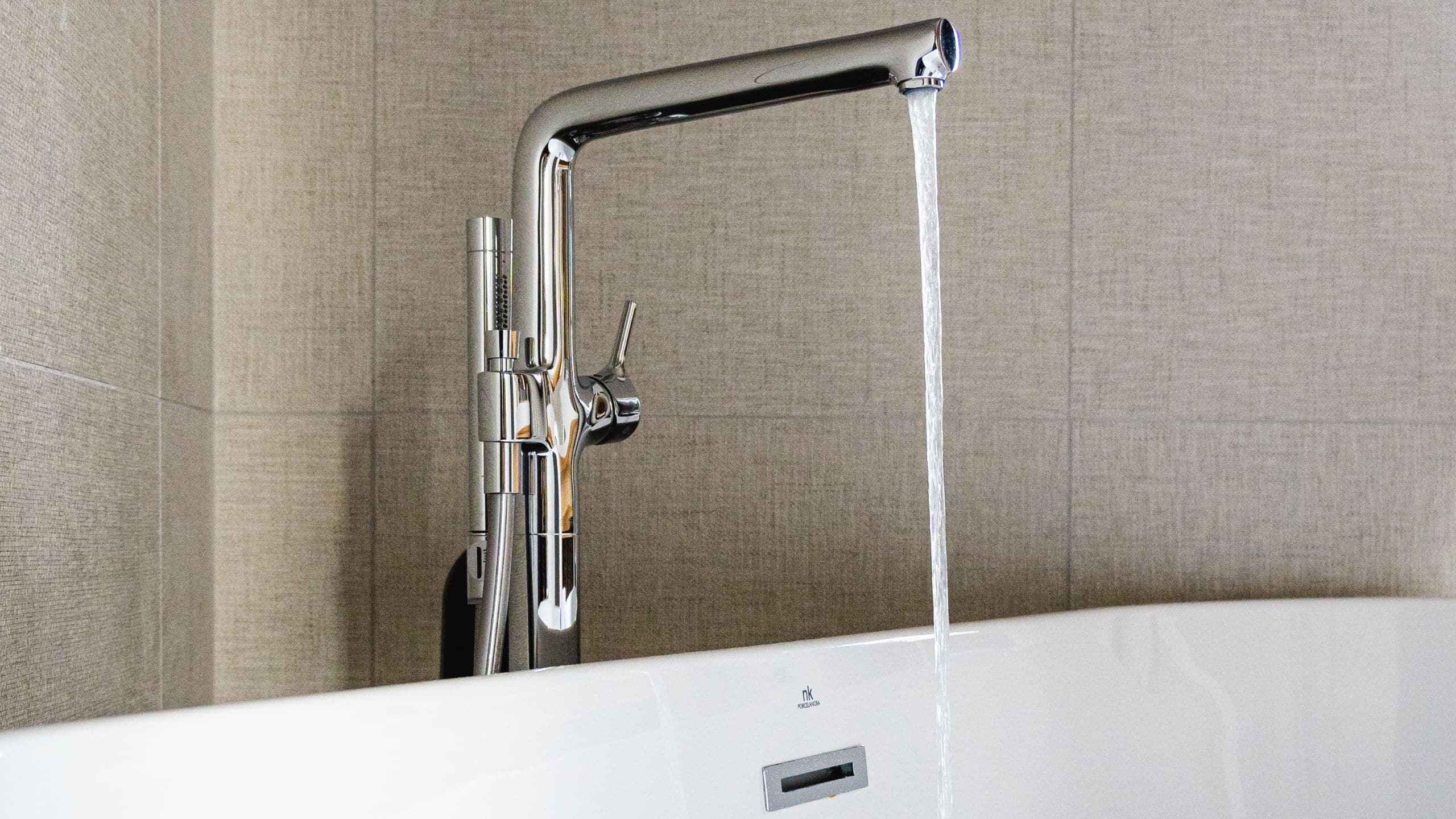 3 de 5 FirstName Bordeaux Water Flow Bathtub Anisha Patel