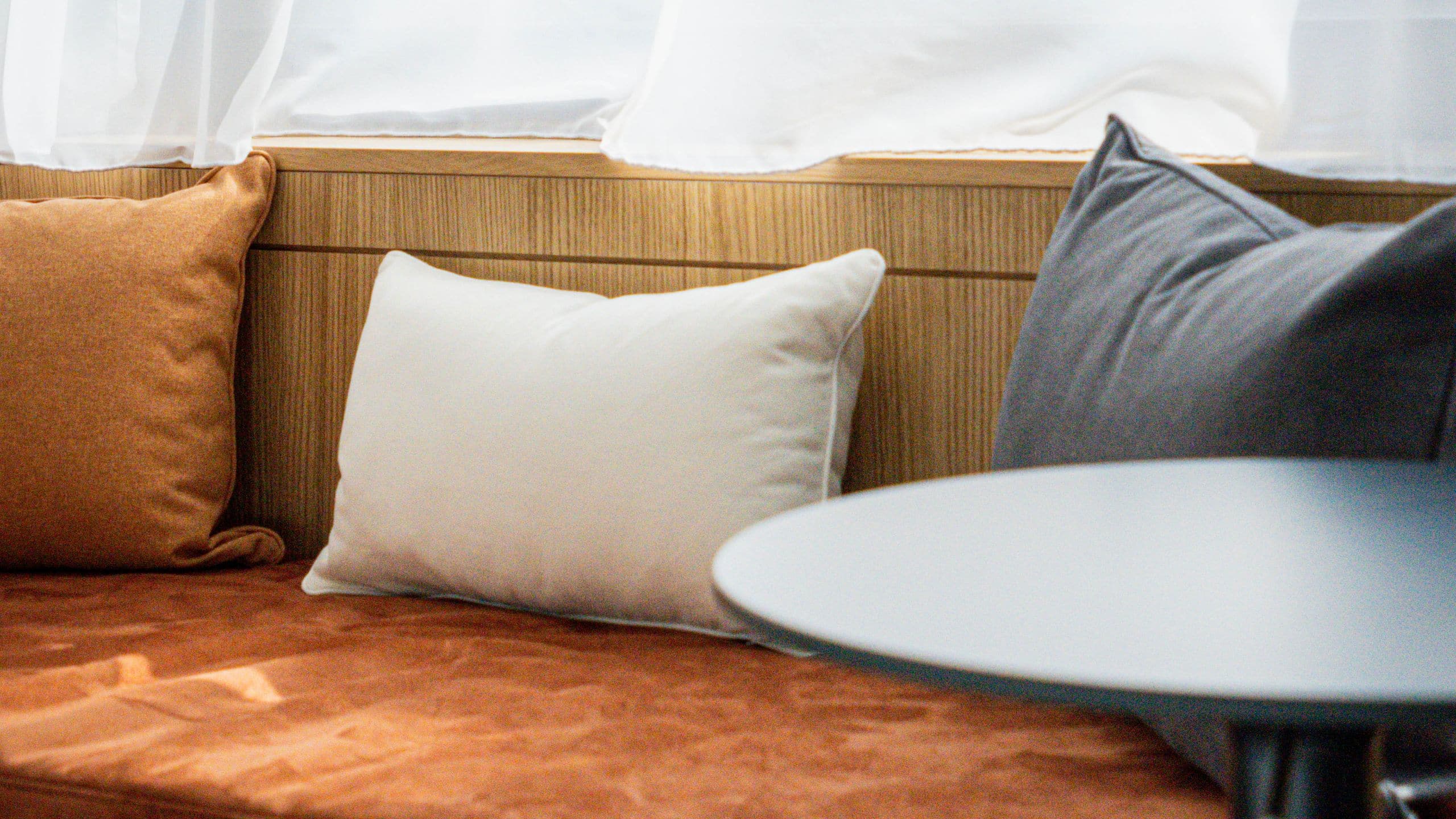 4 de 5 FirstName Bordeaux Sofa With Pillows And Table Anisha Patel