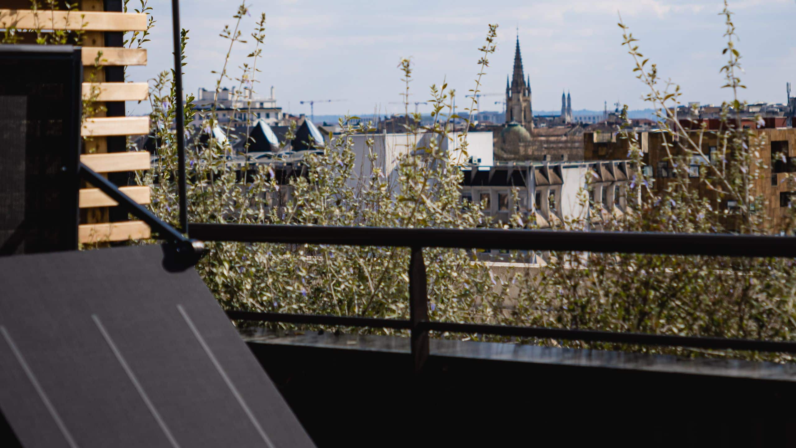 4 de 5 FirstName Bordeaux Chair On Terrace Anisha Patel