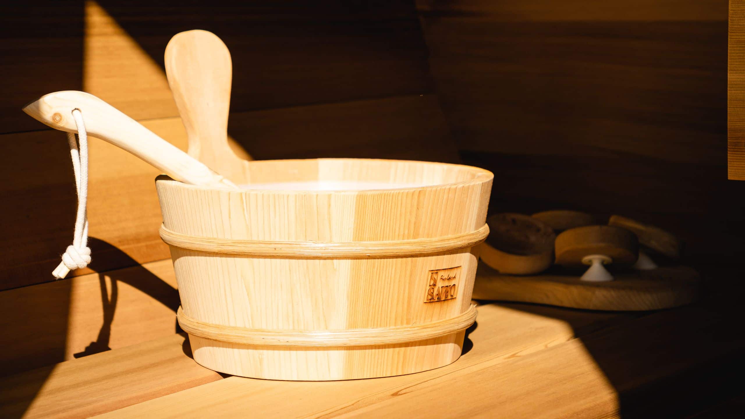 5 de 5 FirstName Bordeaux Bucket On Bench In Sauna Anisha Patel