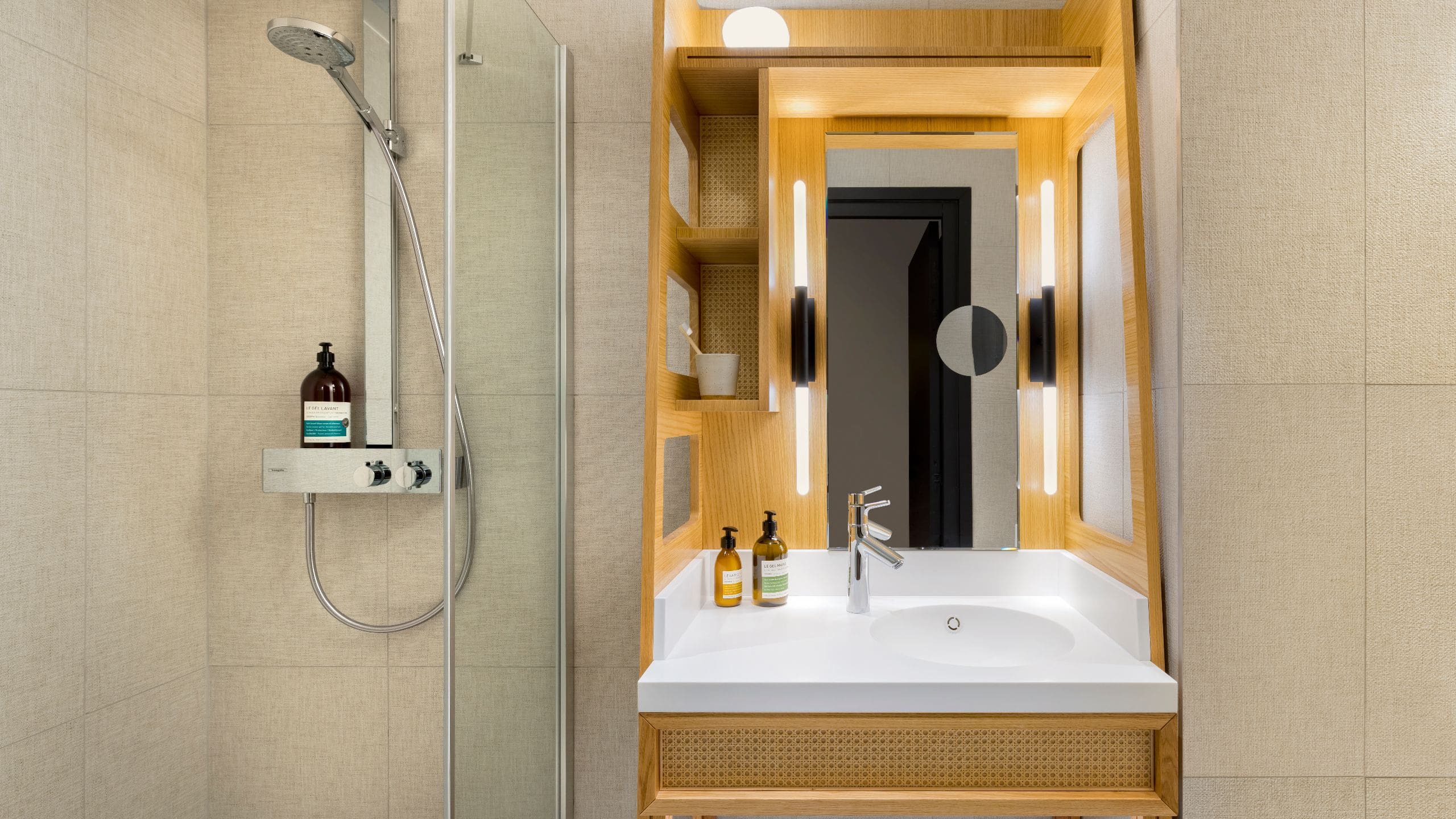 4 de 5 FirstName Bordeaux Bathroom With Amenities Jerome Galland