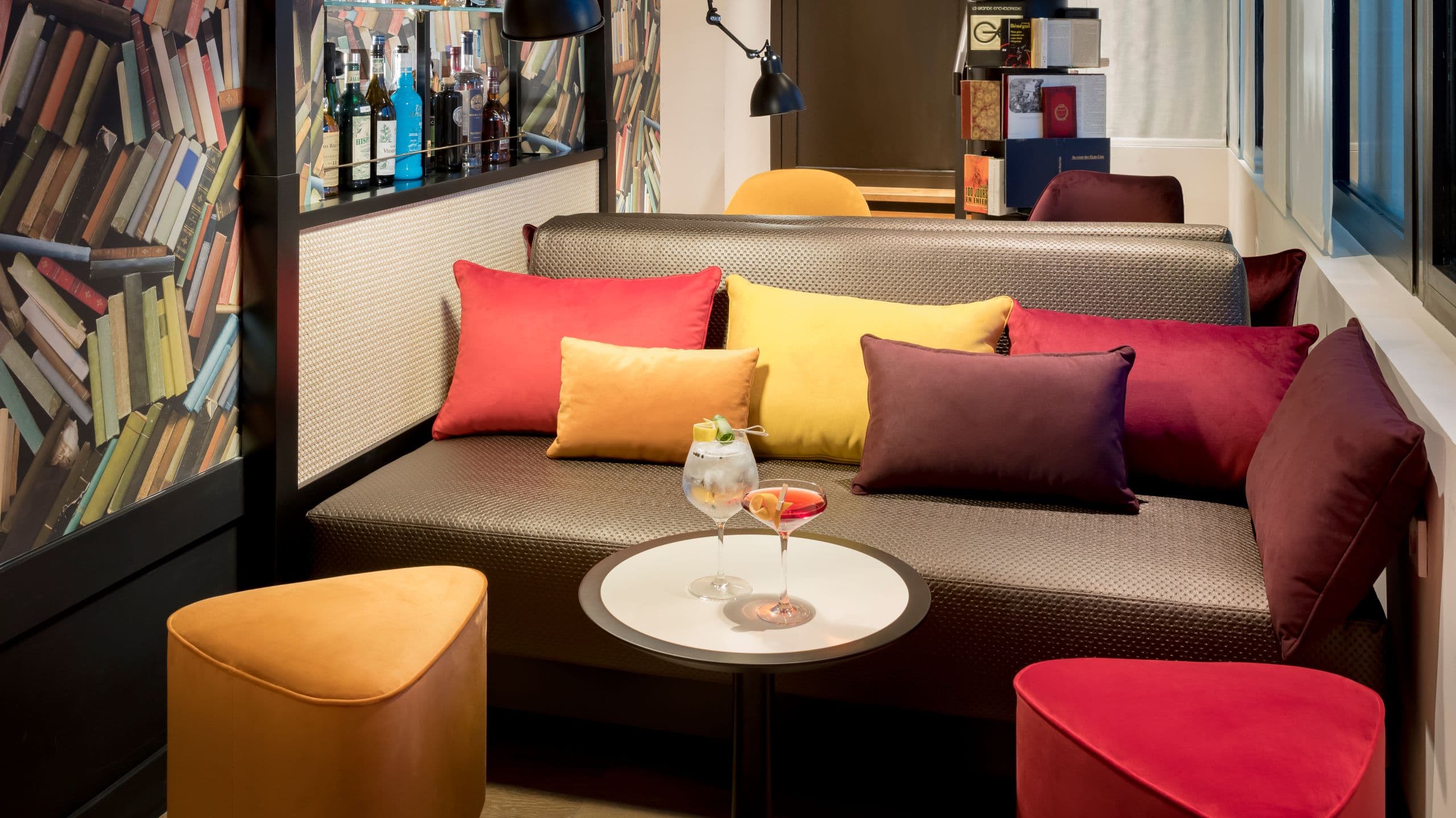 2 de 3 FirstName Bordeaux Sofa And Cocktails Jerome Galland