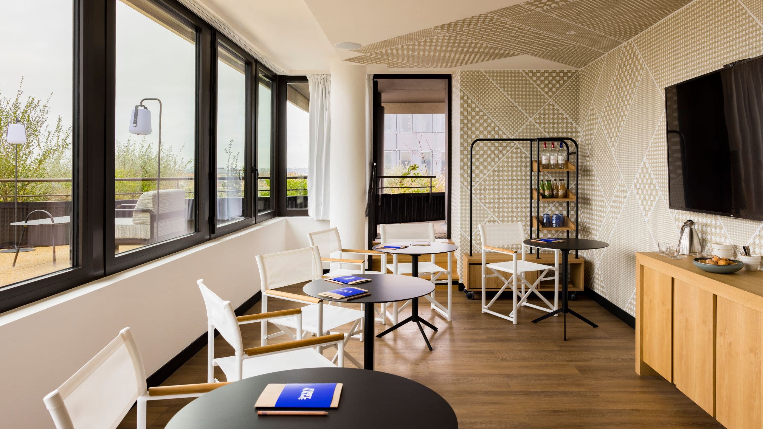 2 de 2 FirstName Bordeaux Tables And White Chairs Jerome Galland