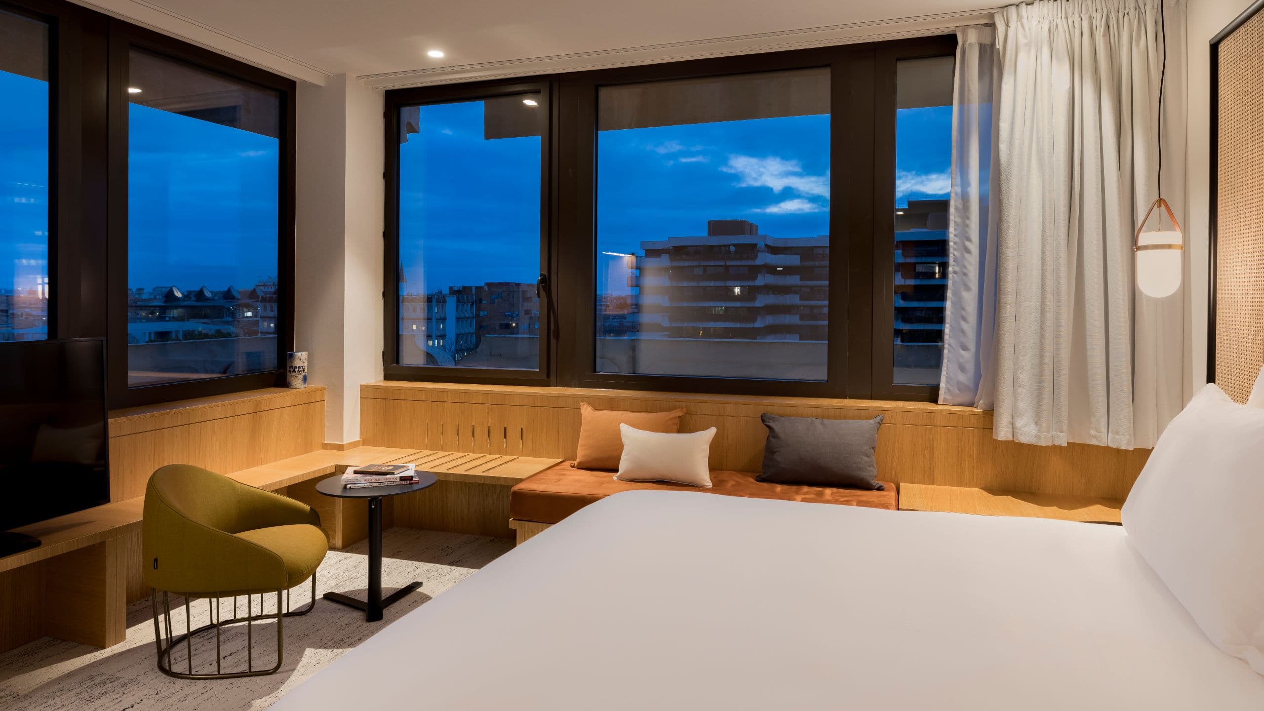 5 de 5 FirstName Bordeaux Bedroom By Night Jerome Galland