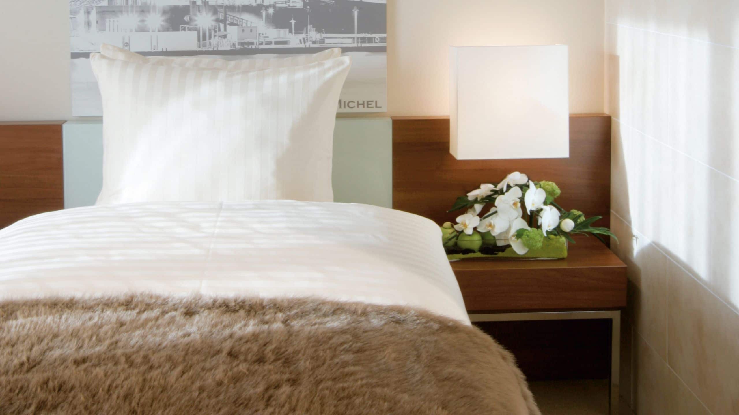 4/4 Lindner Hotel Am Michel Two Twin Beds Closeup