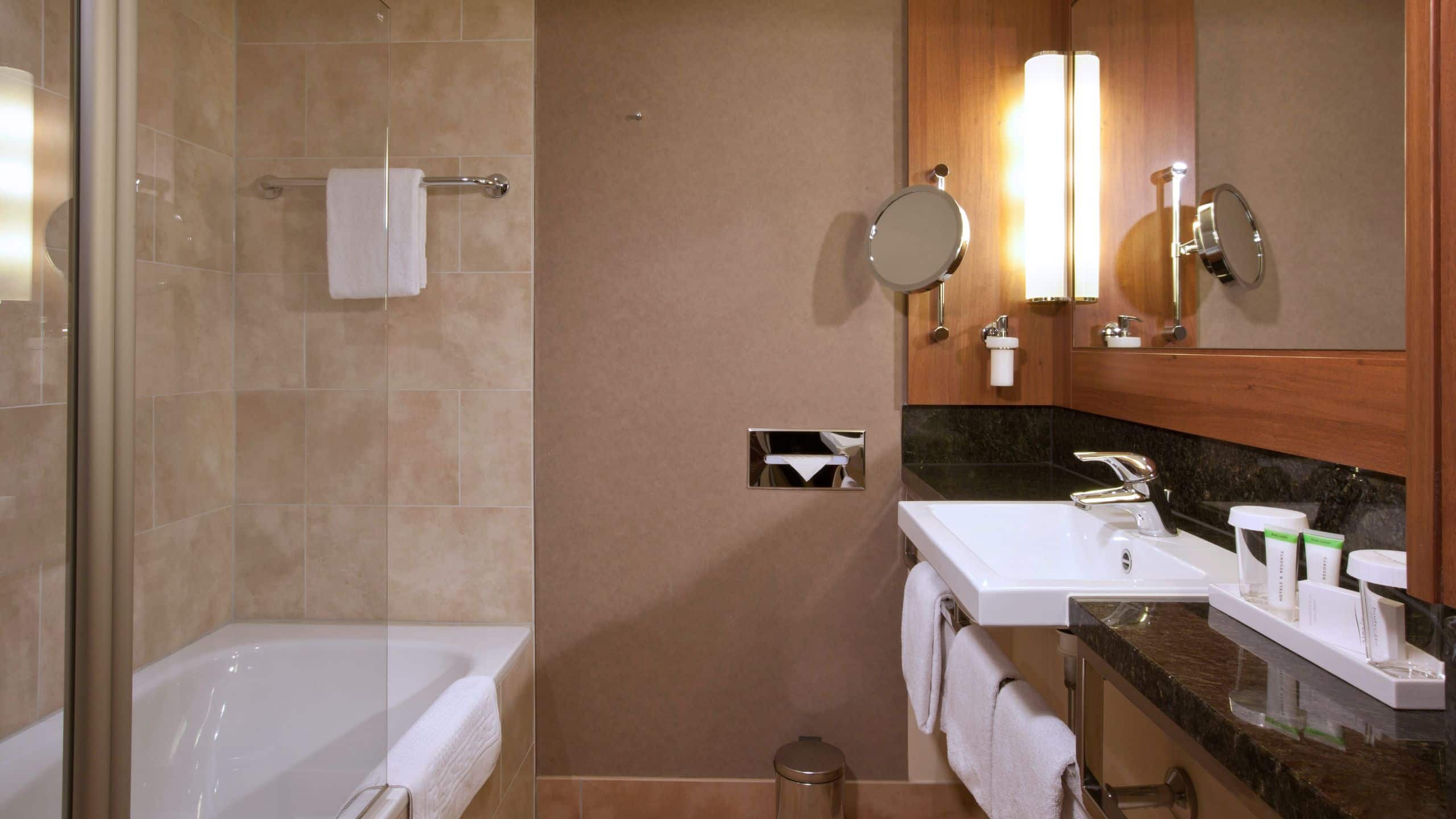 5/5 Lindner Hotel Am Michel Two Twin Beds Bathroom