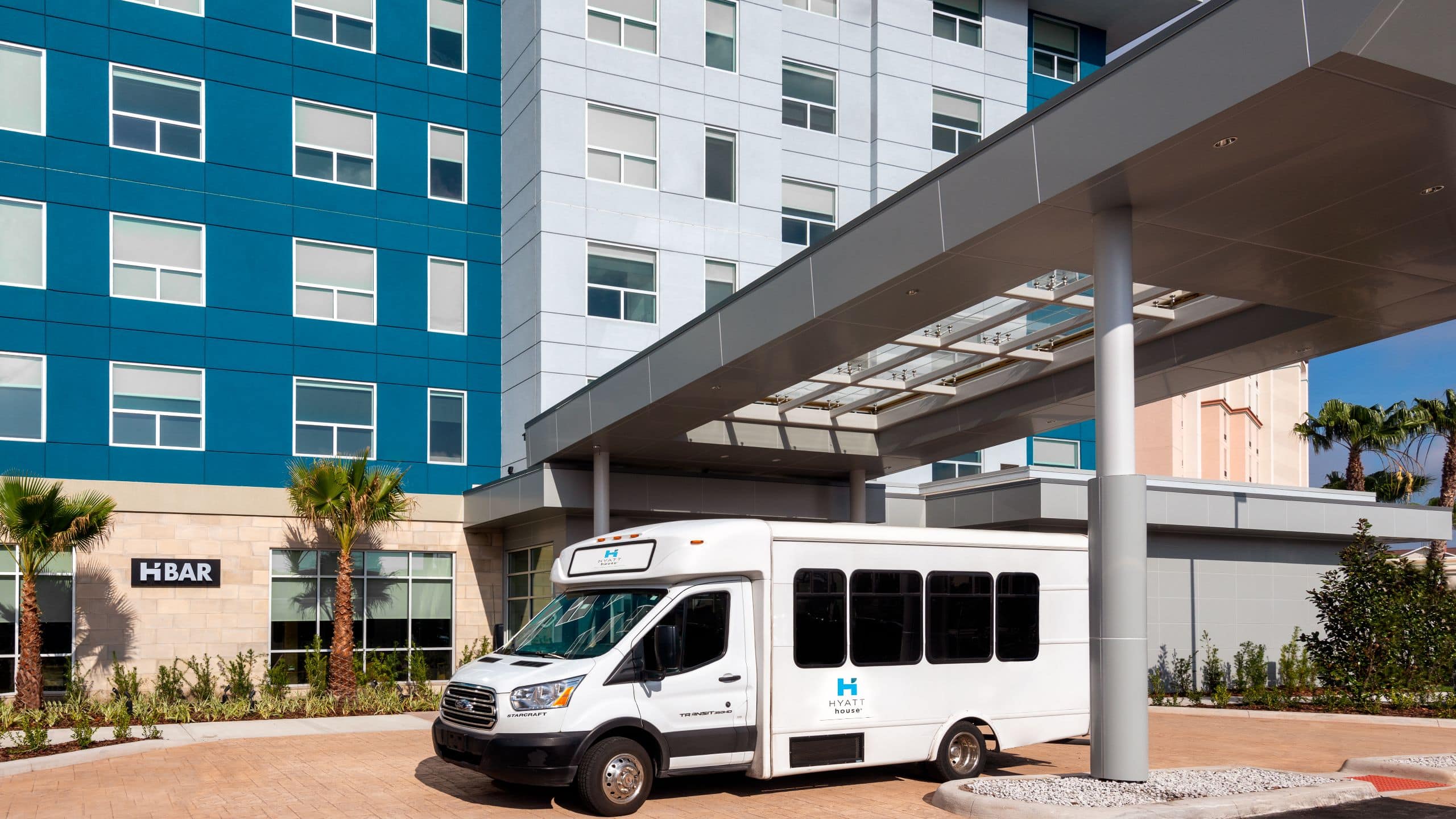 Orlando Hotels With Airport Shuttle Hyatt House Orlando Airport   ORLXA P0052 Hotel Exterior Front Drive Shuttle Bus.16x9 