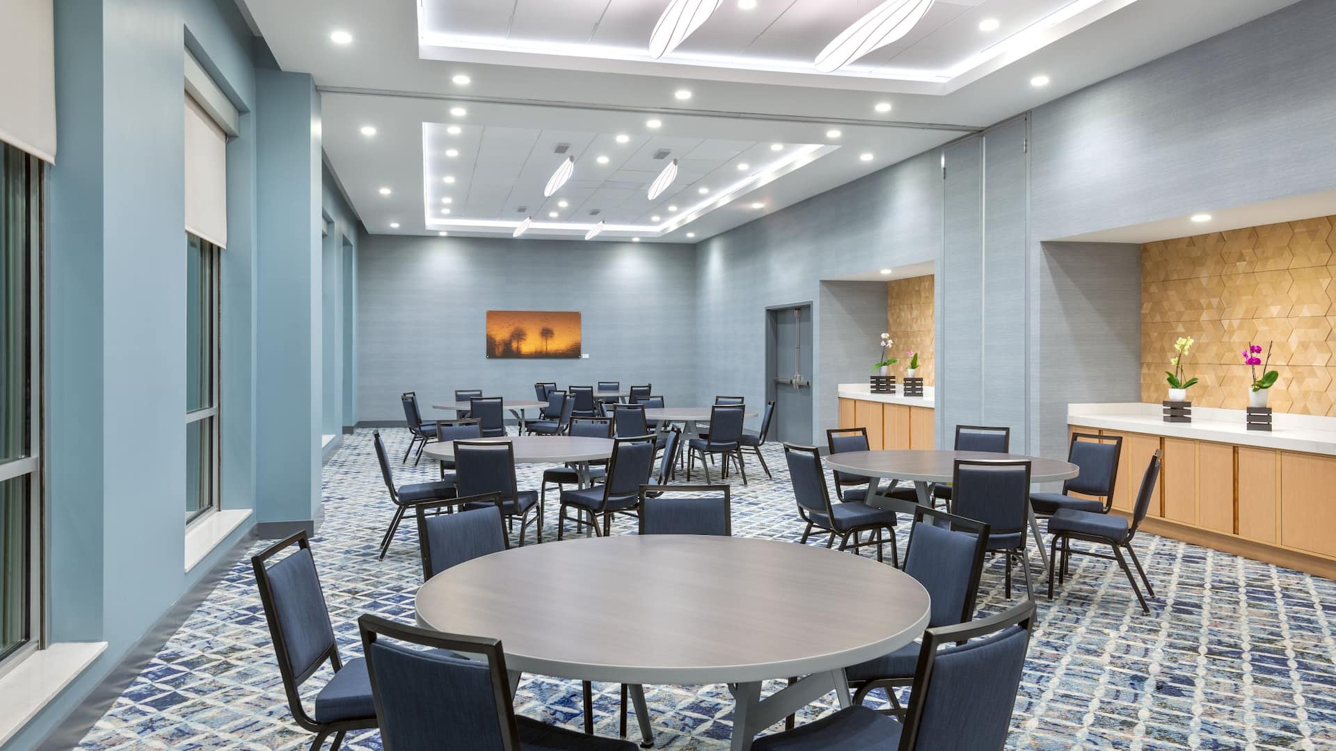 Hyatt House Orlando Airport Gateway Meeting Room Round Table Setup