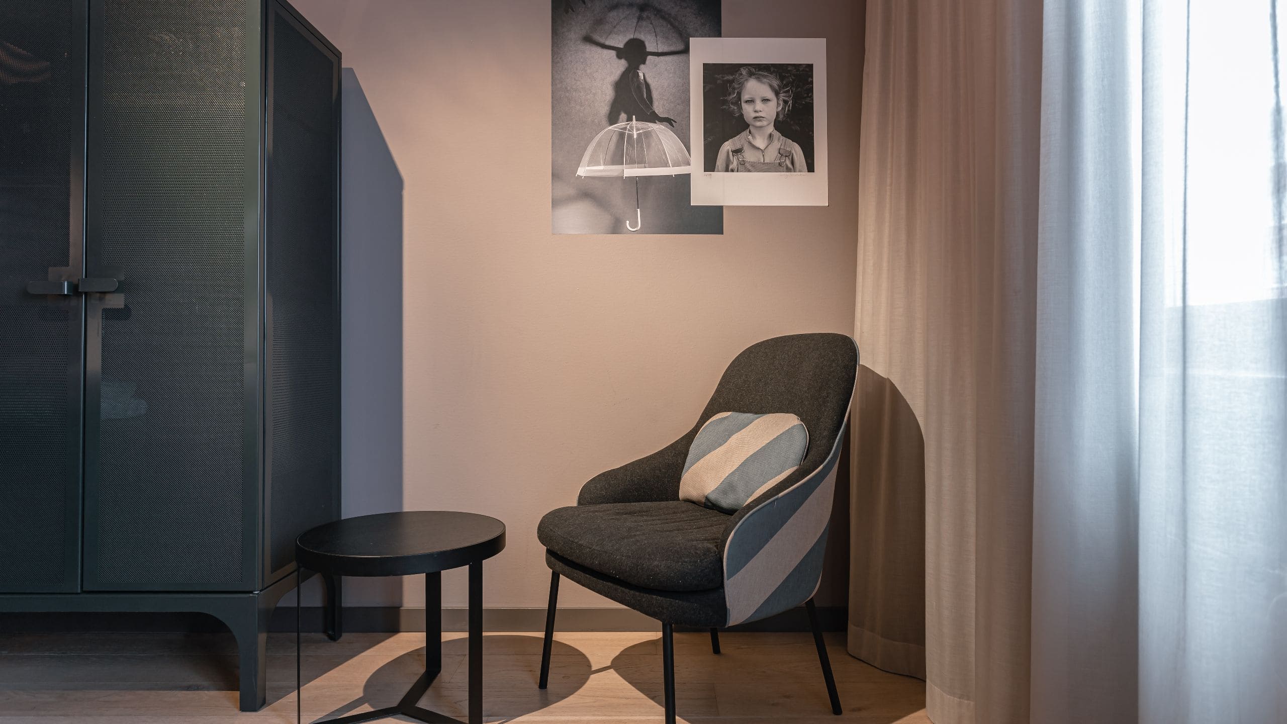 4 von 9 Story Hotel Signalfabriken King Bed Deluxe Room Corner