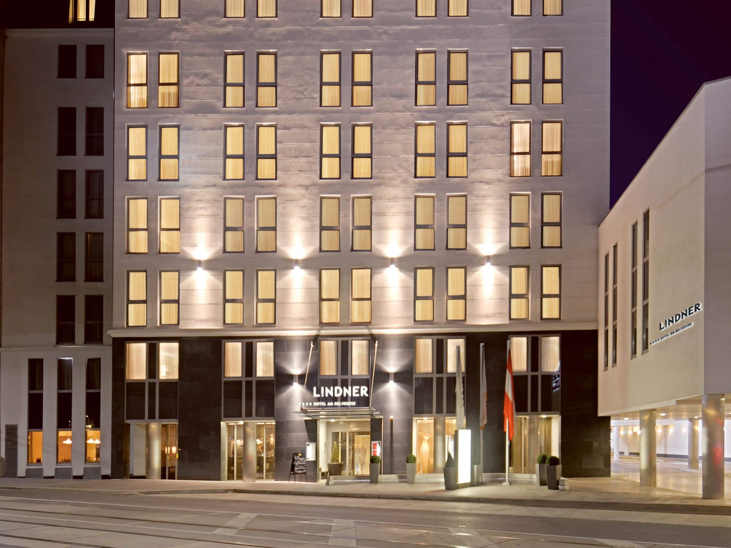 Lindner Hotel Am Belvedere Exterior Night