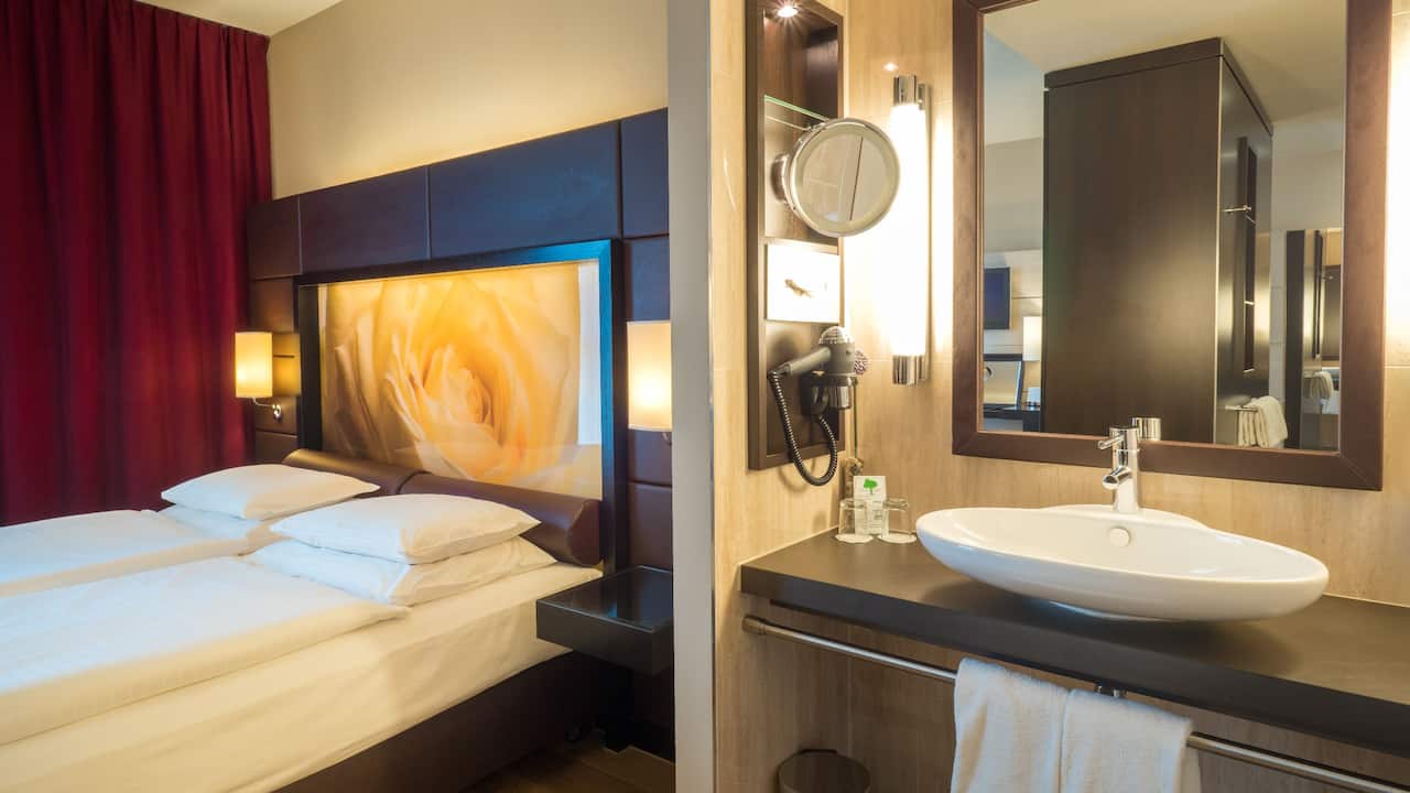 King Bed Belvedere View Bathroom