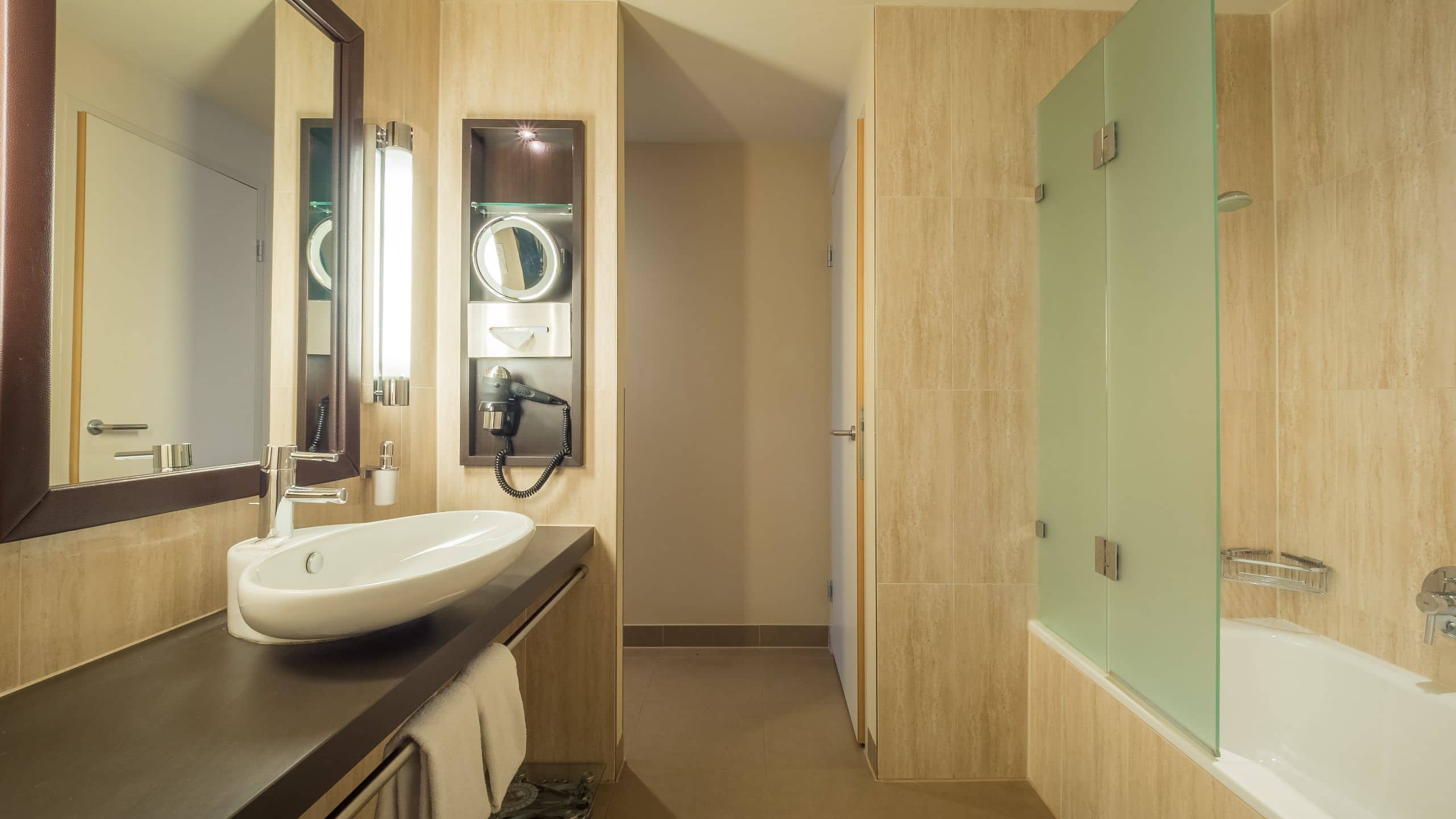 3 of 5 Lindner Hotel Am Belvedere Junior Suite Bathroom