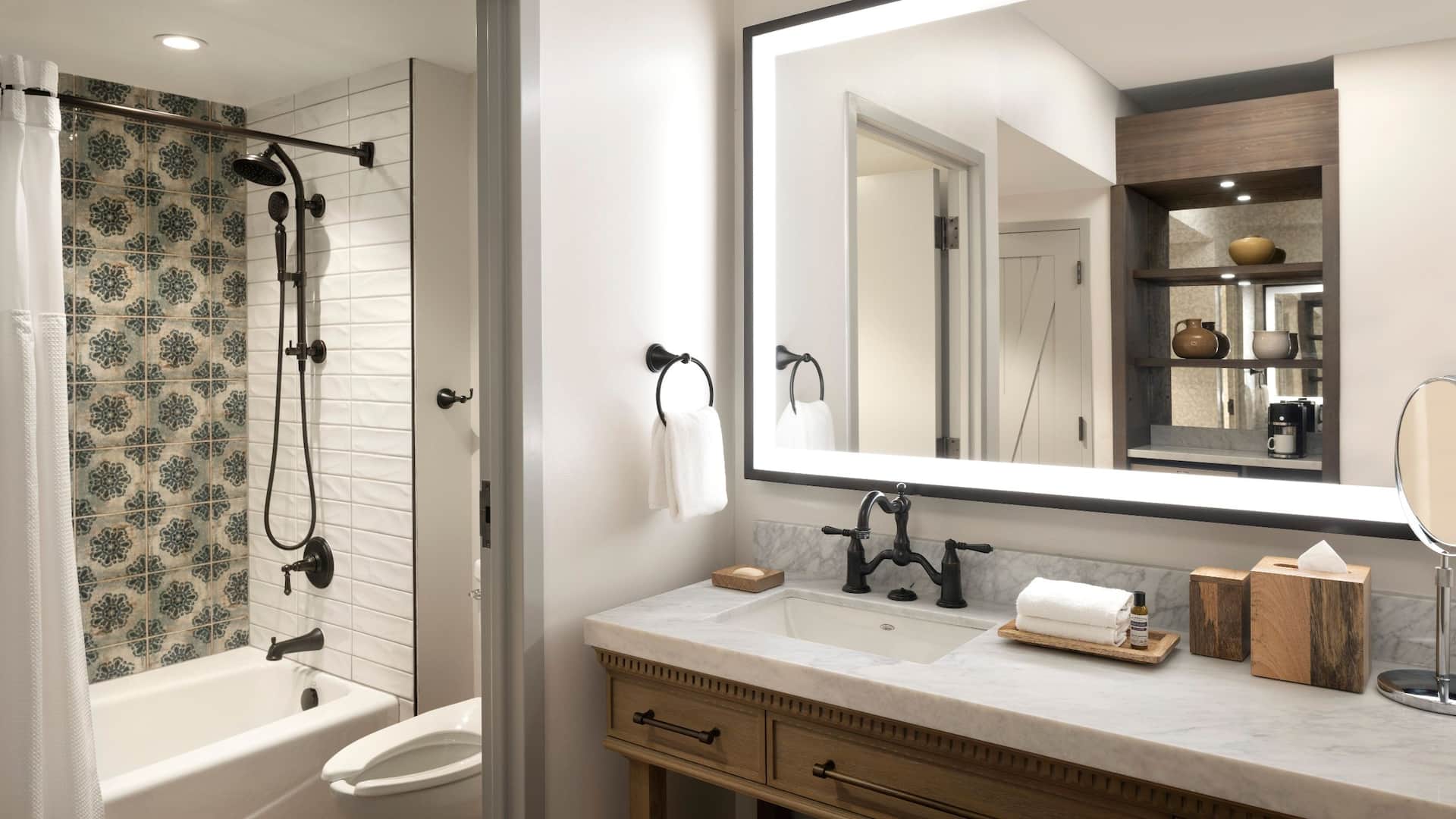 5 из 6 Hyatt Regency Hill Country Resort and Spa Bathroom Bath Tub