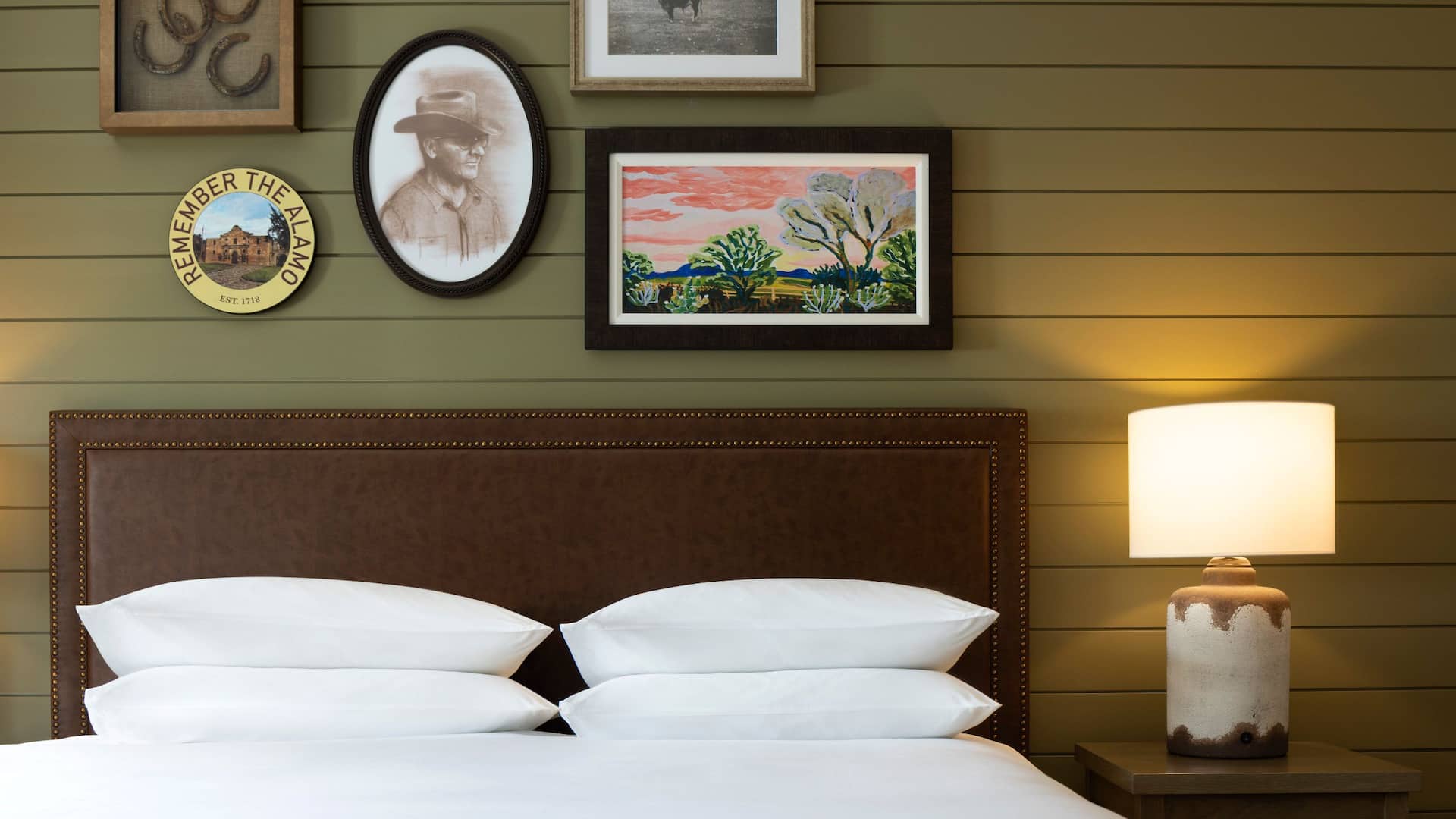 3 из 7 Hyatt Regency Hill Country Resort and Spa King Guestroom Bed Art Detail