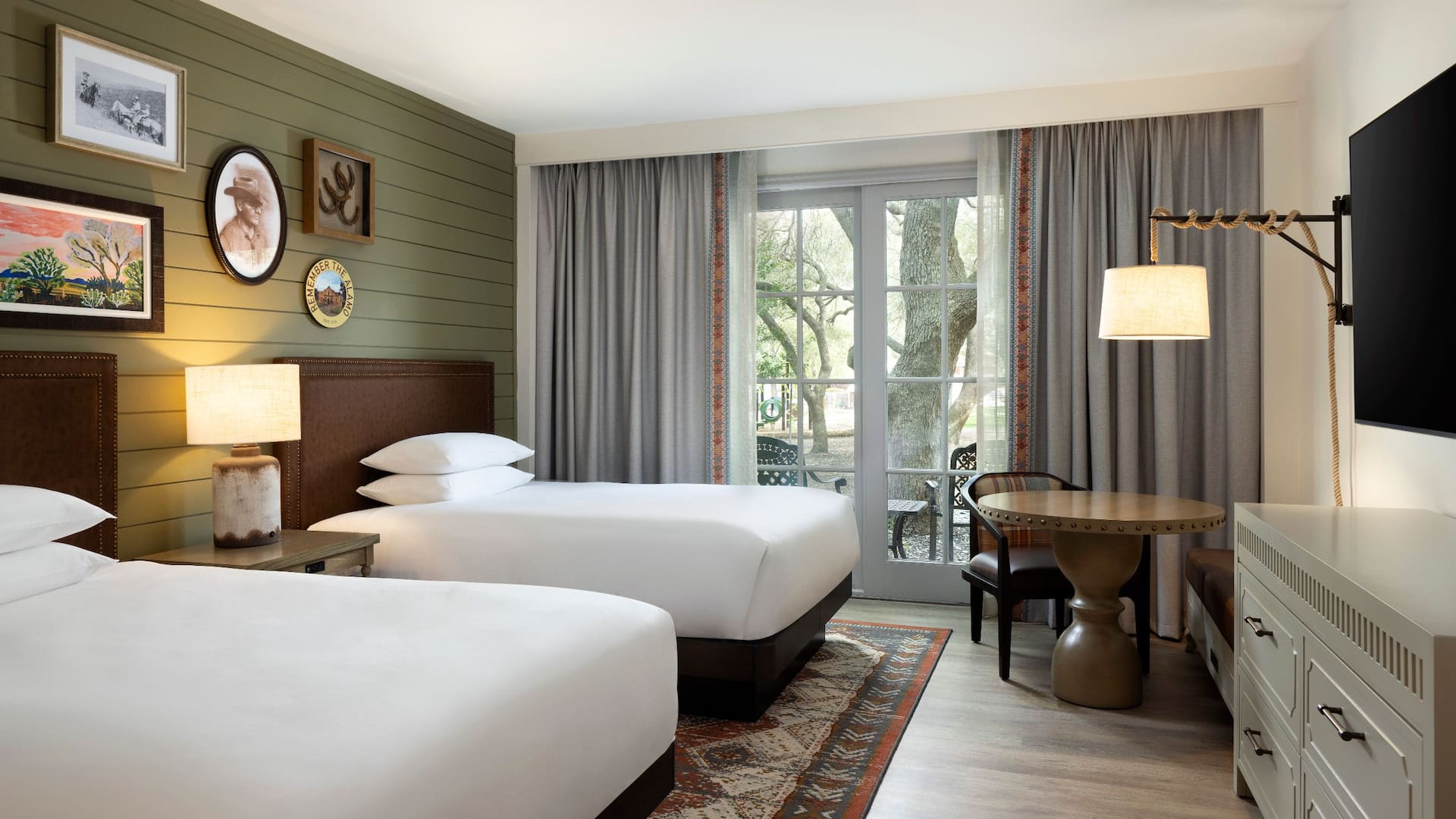 1 из 6 Hyatt Regency Hill Country Resort and Spa Two Queen Guestroom Preferred Patio