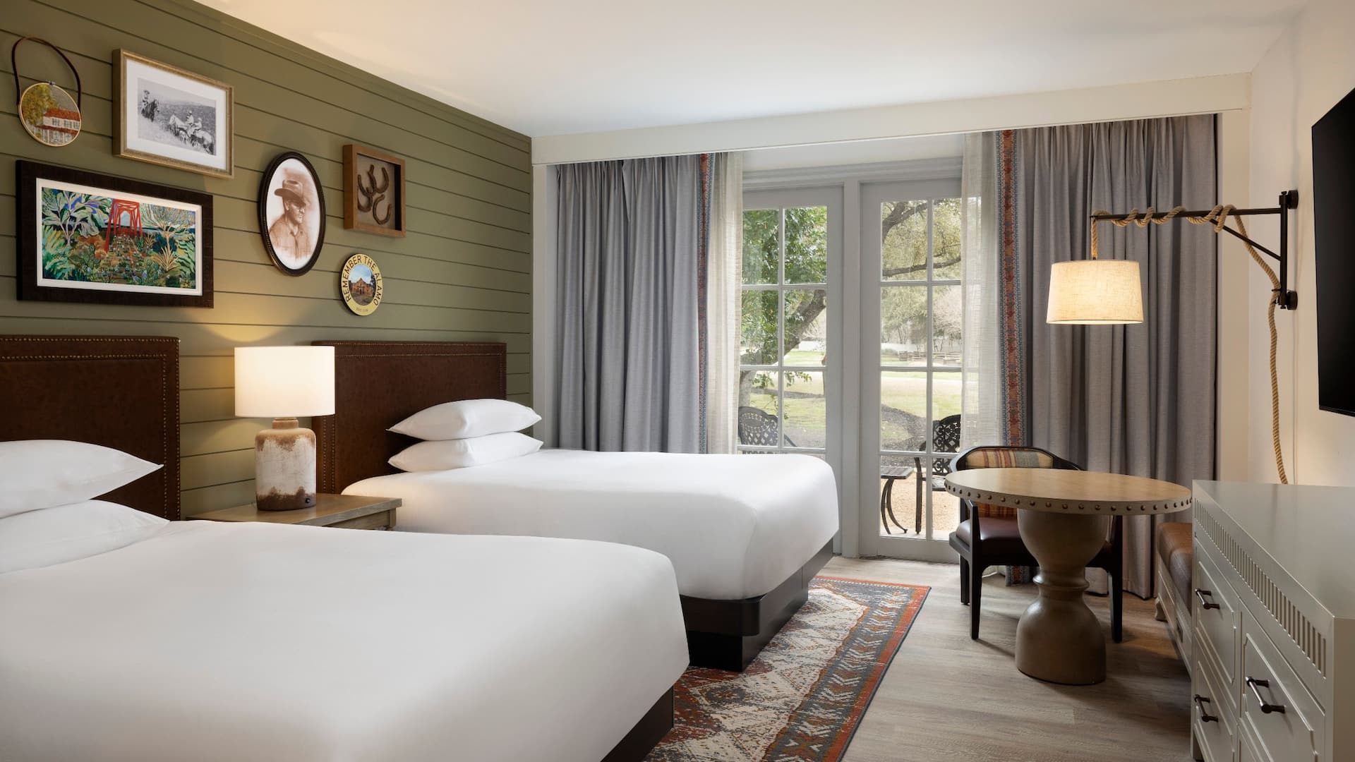 1 из 6 Hyatt Regency Hill Country Resort and Spa Two Queen Guestroom Standard Patio