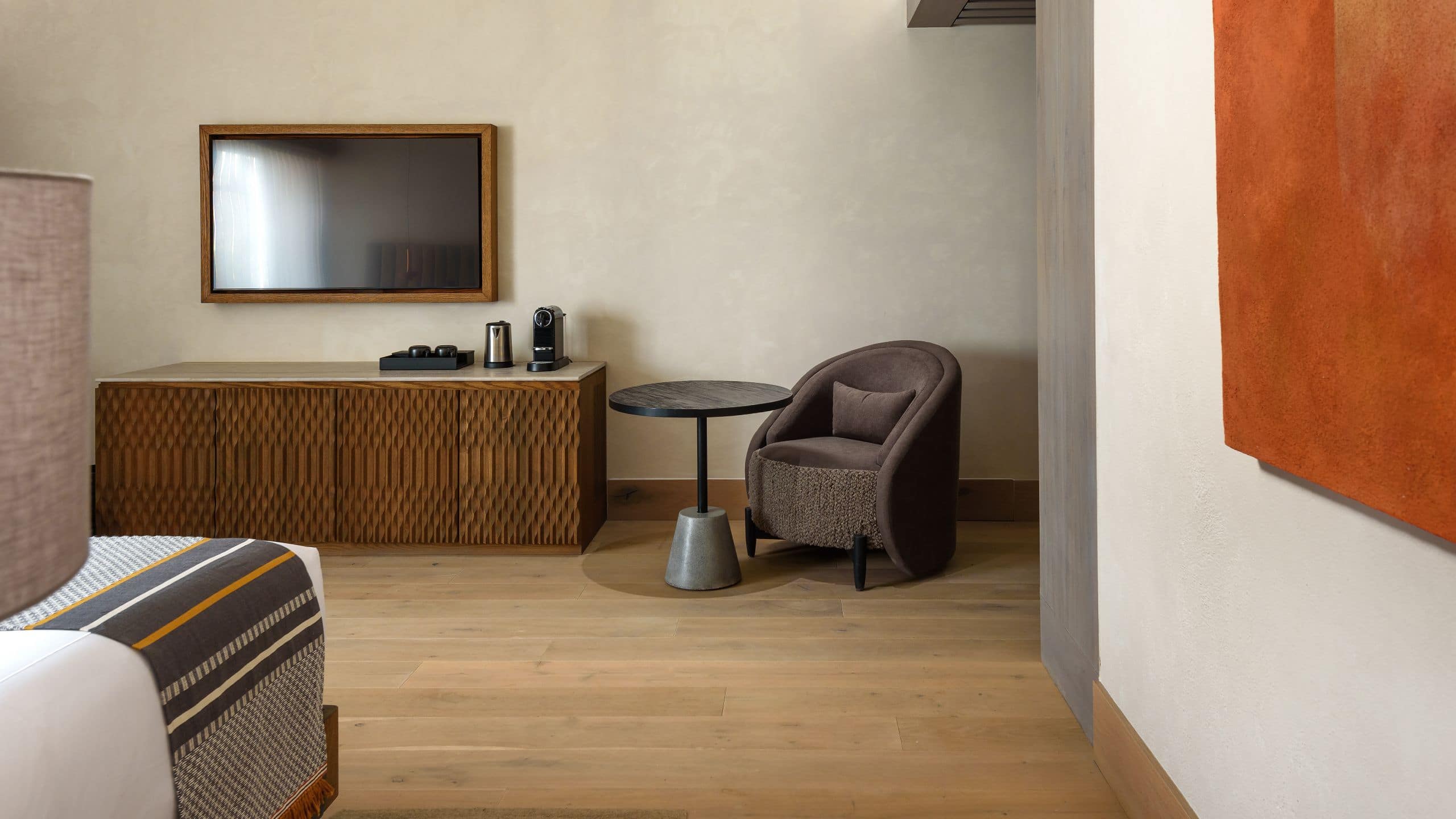 3 de 4 Numu Boutique Hotel San Miguel de Allende Master Suite Television Seating Area