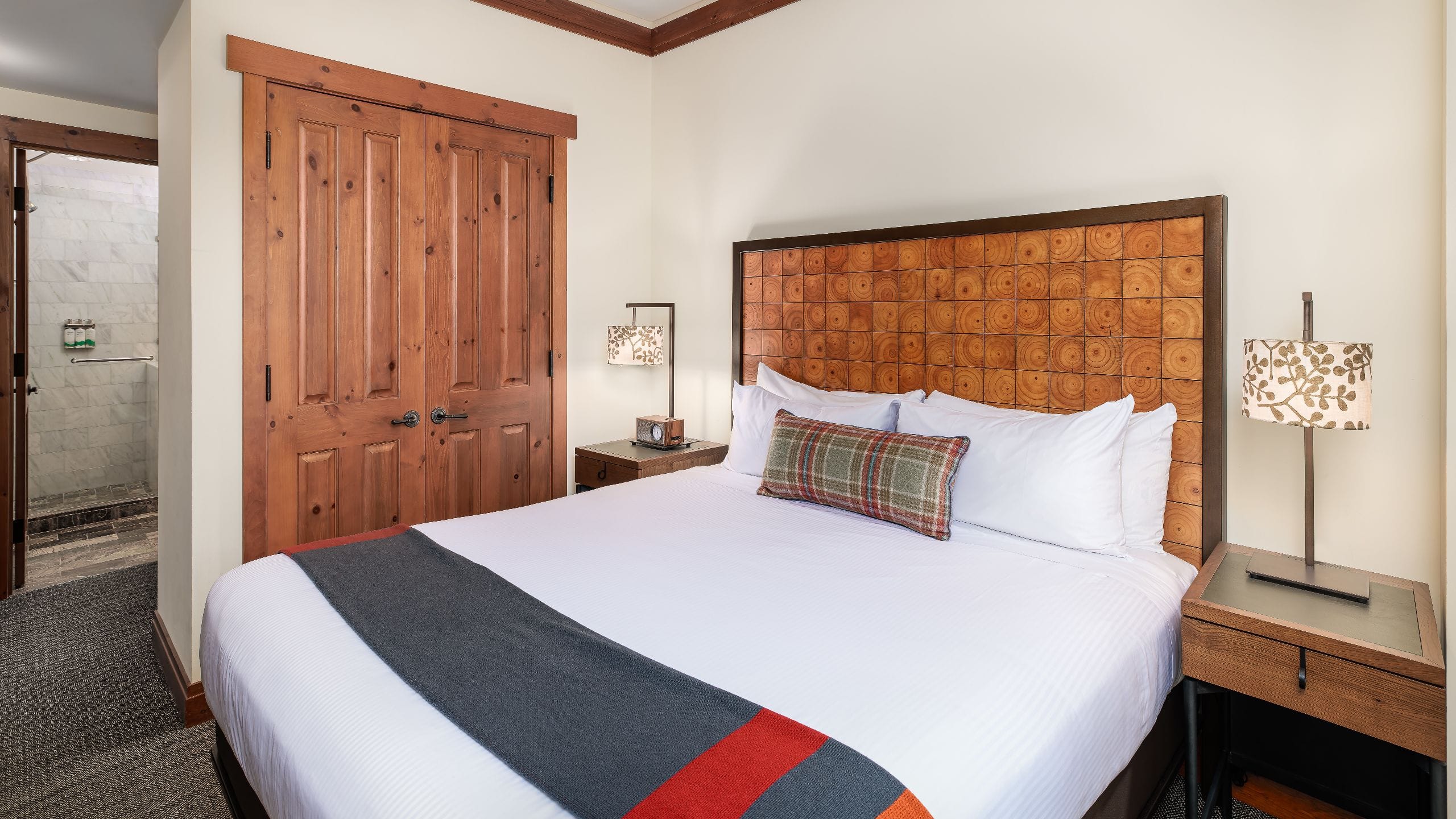 3 из 5 The Lodge at Spruce Peak Two Bedroom Suite Bed