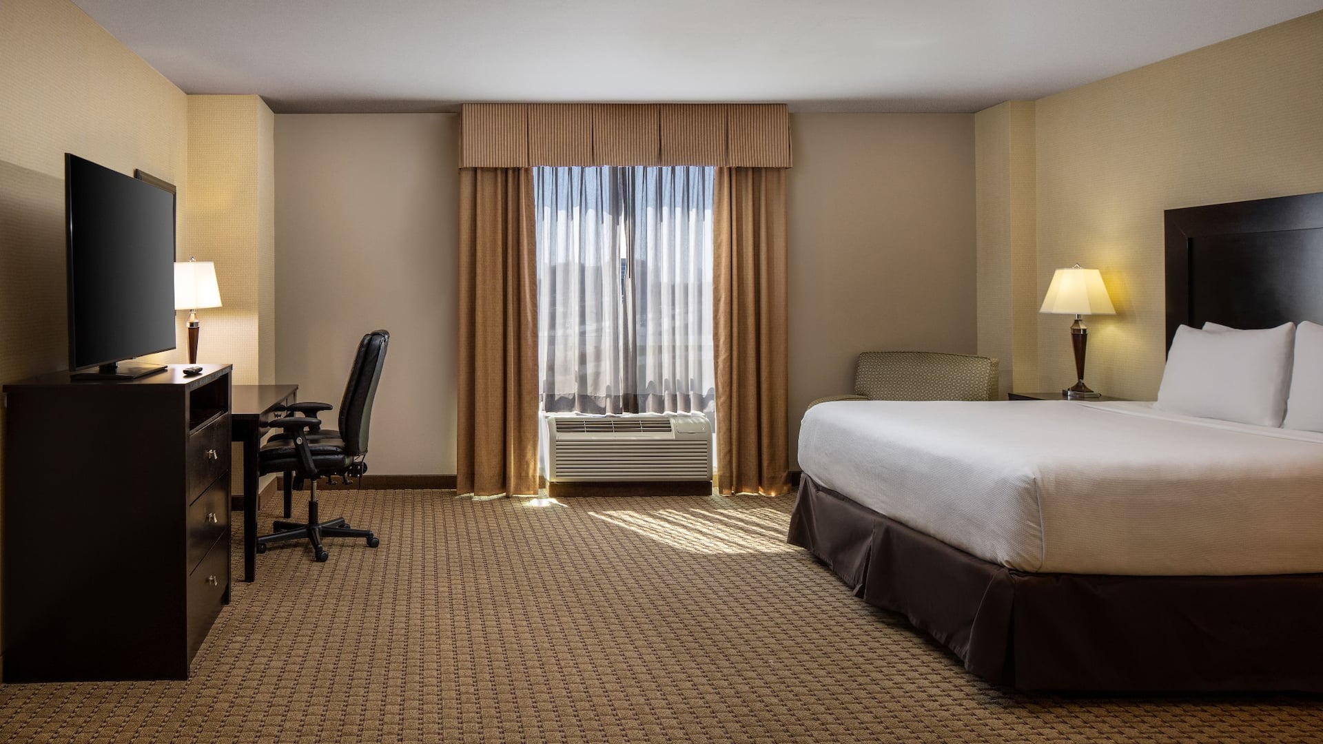 Hyatt House Bentonville / Rogers King Closed Windows